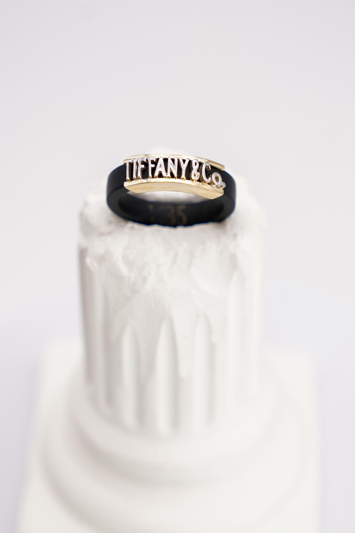 14 Ayar Altın Detaylı Siyah Kauçuk Yüzük – Modern Tasarımlı Hafif ve Rahat Aksesuar