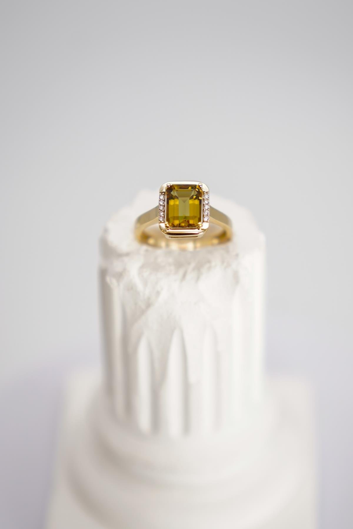 14 Ayar Altın Dikdörtgen Kesim Zultanite Taşlı Yüzük – Işıltılı ve Modern Hatlara Sahip