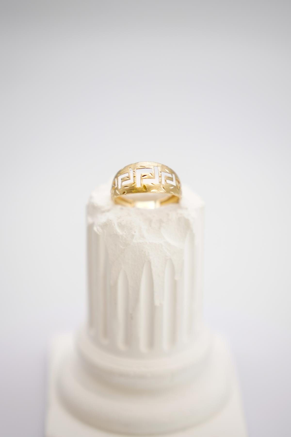 14 Ayar Altın Geometrik Desenli Yüzük – Modern Kesim ve Klasik Stil Bir Arada