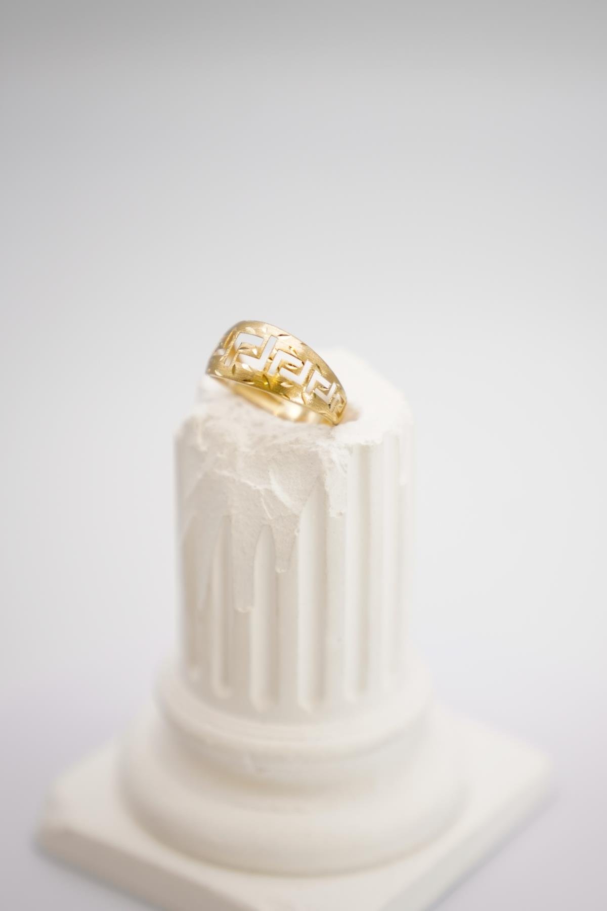 14 Ayar Altın Geometrik Desenli Yüzük – Modern Kesim ve Klasik Stil Bir Arada