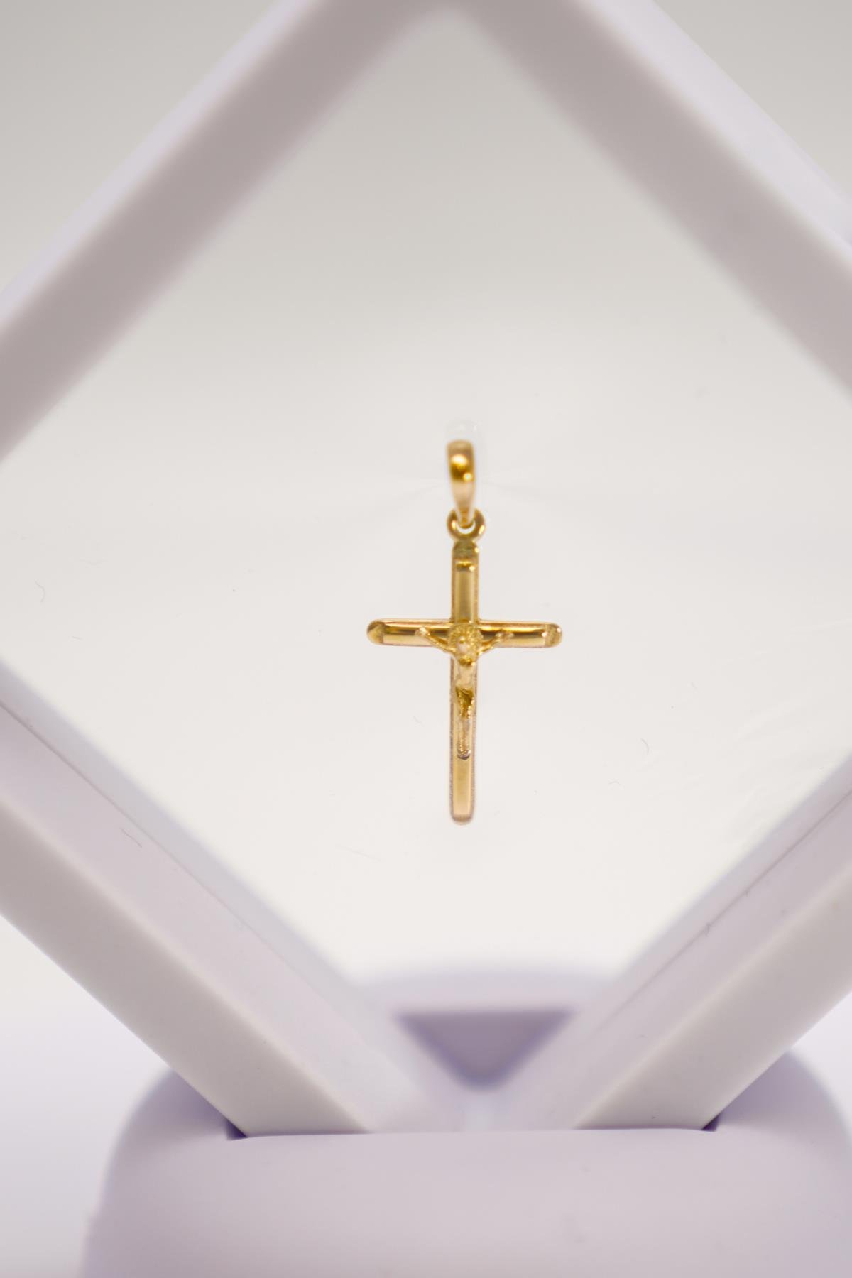 14 Ayar Altın Haç Figürlü Kolye Ucu – Minimal ve Zarif Tasarım, Hafif Altın Aksesuar