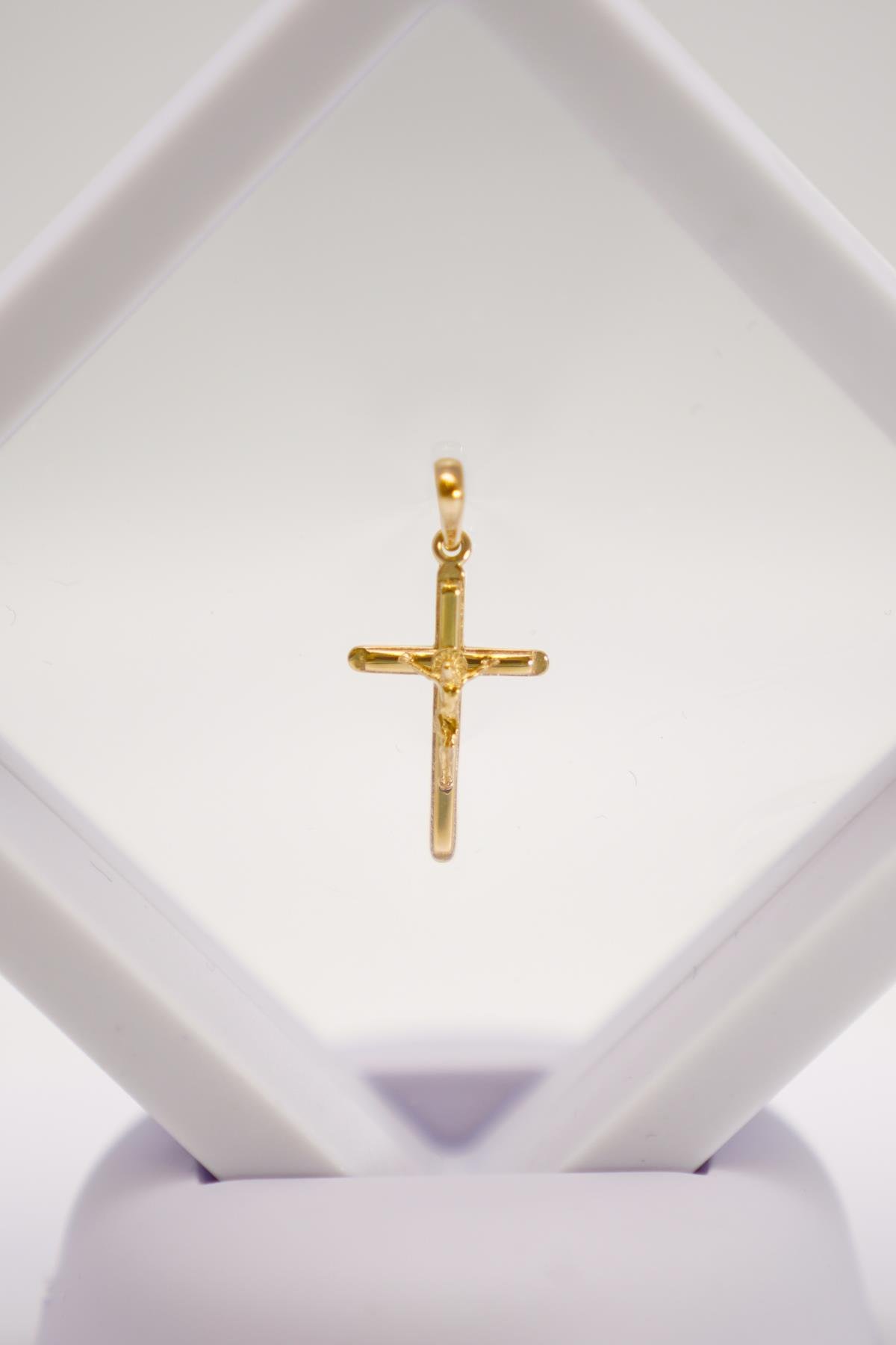 14 Ayar Altın Haç Figürlü Kolye Ucu – Minimal ve Zarif Tasarım, Hafif Altın Aksesuar