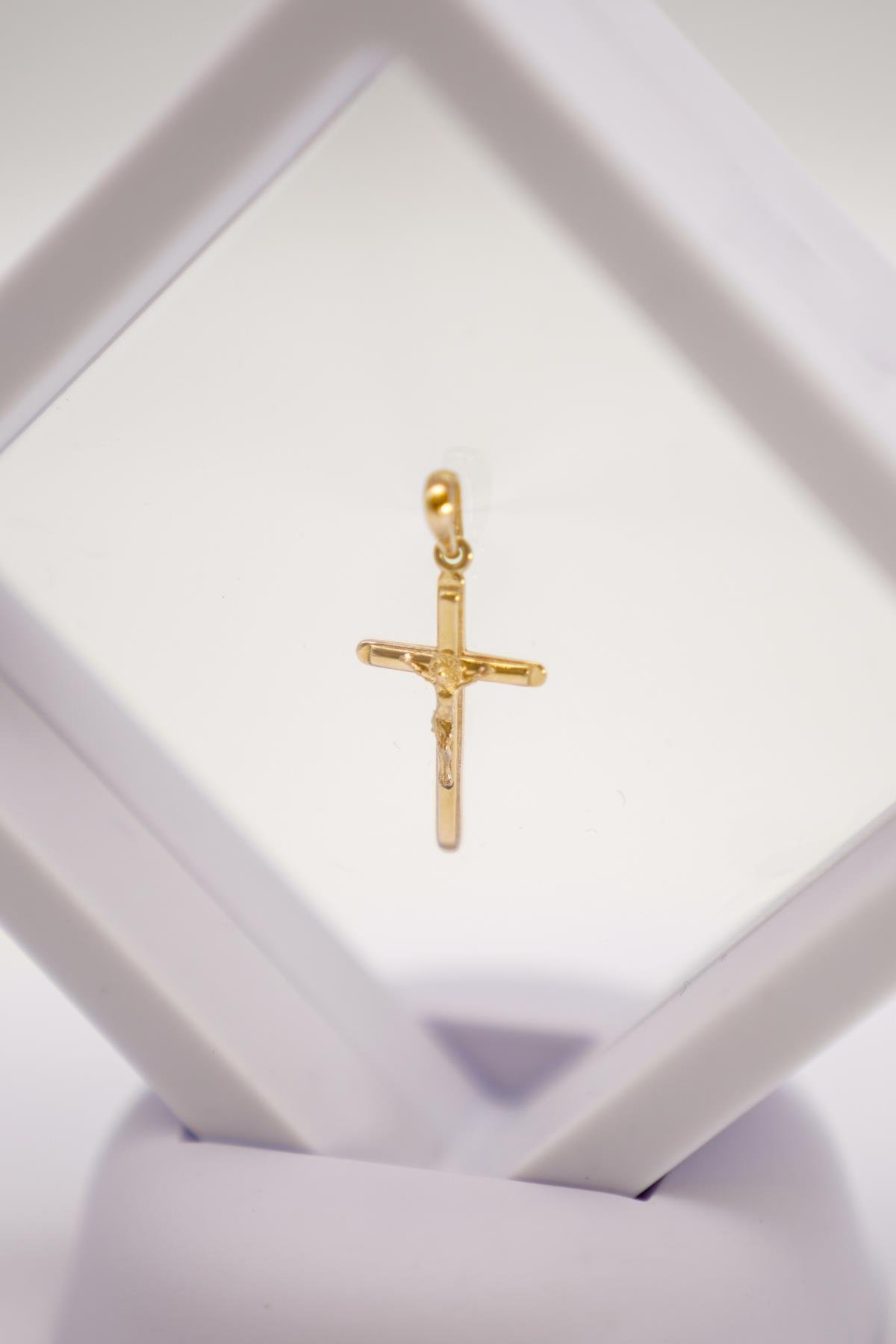 14 Ayar Altın Haç Figürlü Kolye Ucu – Minimal ve Zarif Tasarım, Hafif Altın Aksesuar