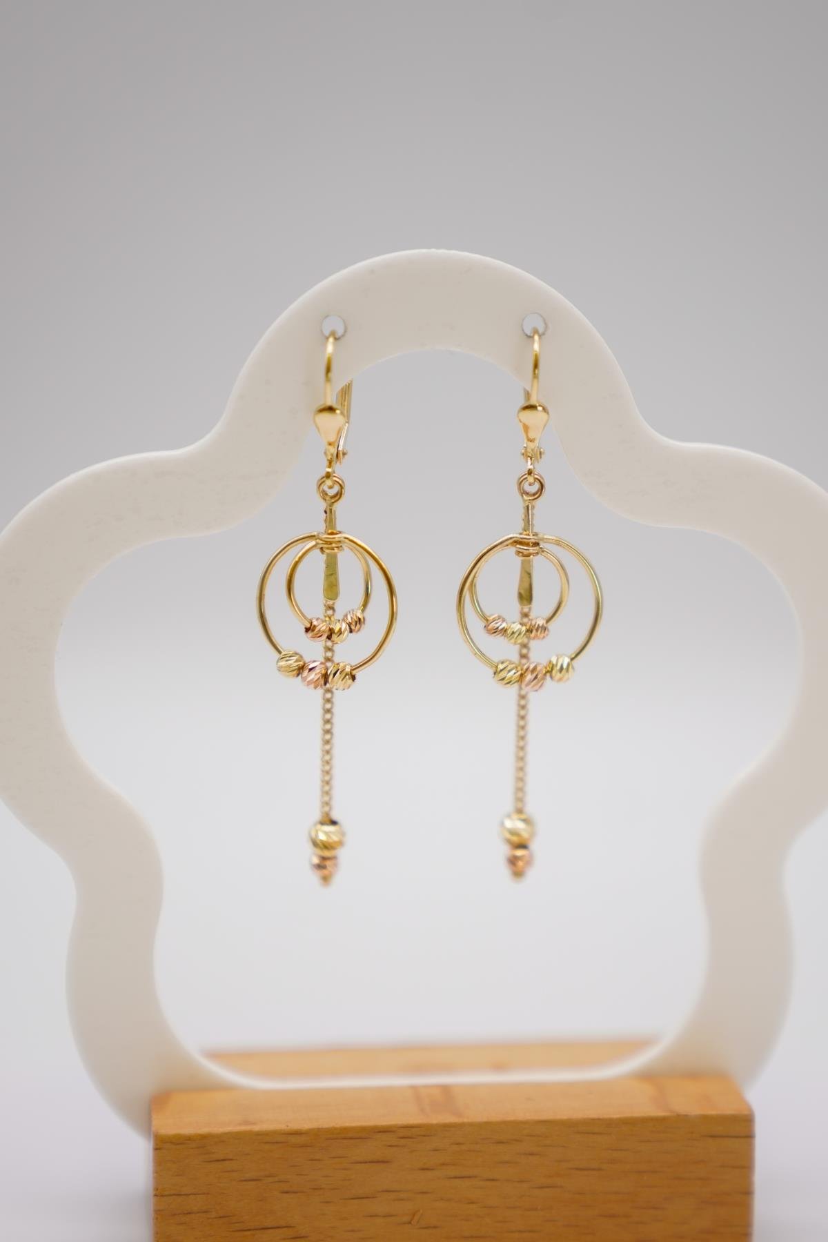 14 Ayar Altın Halka Detaylı Küpe – Modern Formda Zincirli ve Hareketli Tasarım