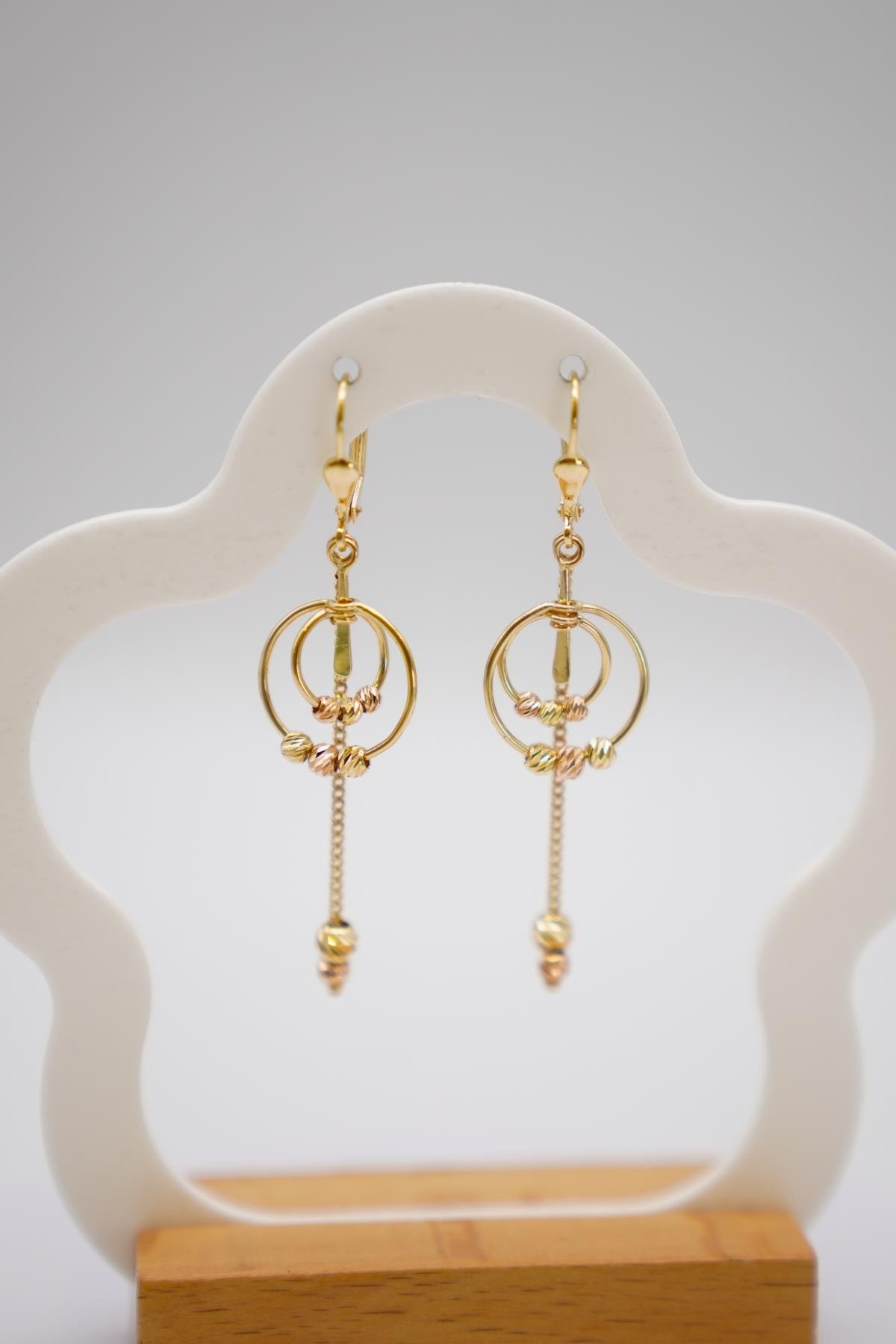 14 Ayar Altın Halka Detaylı Küpe – Modern Formda Zincirli ve Hareketli Tasarım