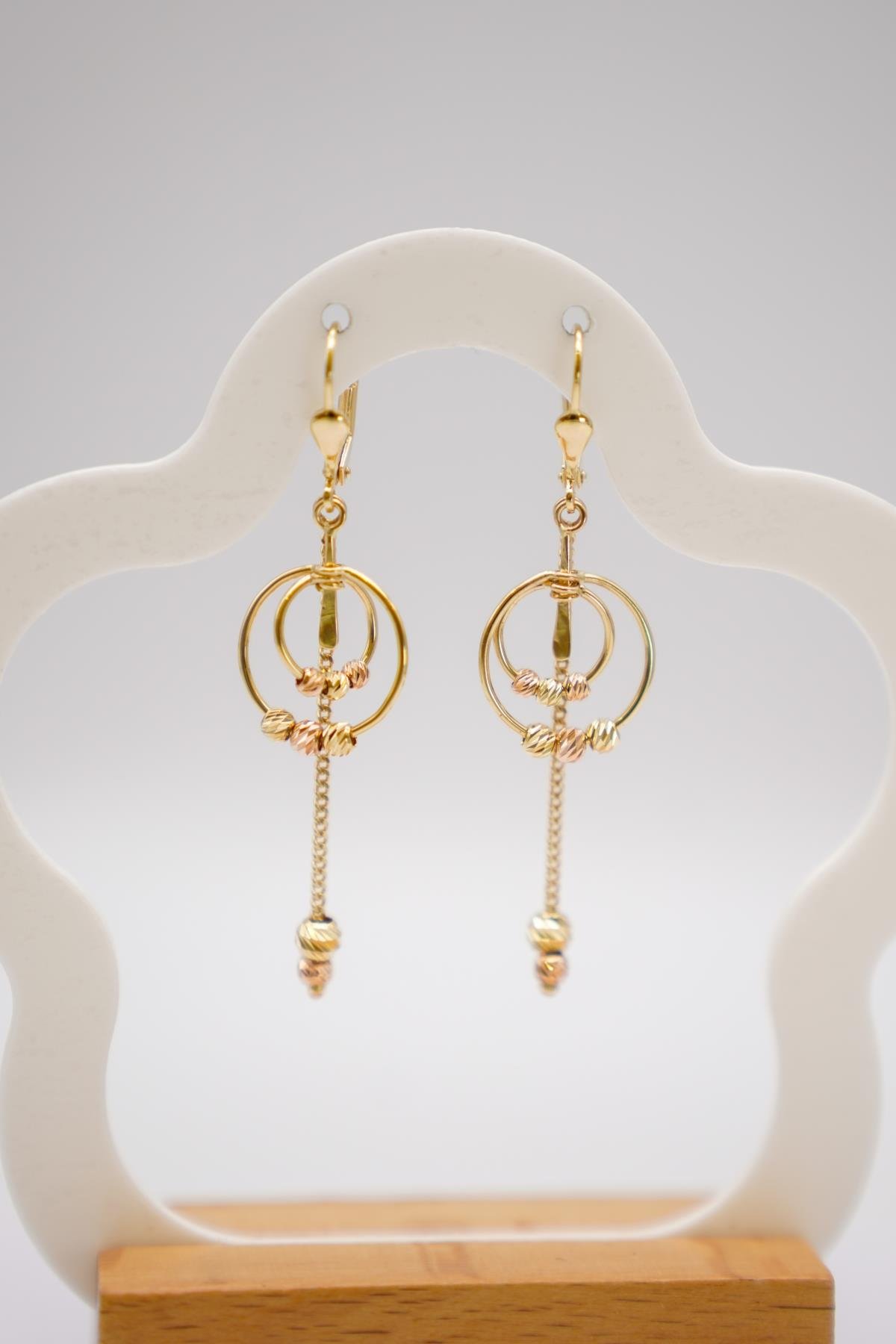 14 Ayar Altın Halka Detaylı Küpe – Modern Formda Zincirli ve Hareketli Tasarım