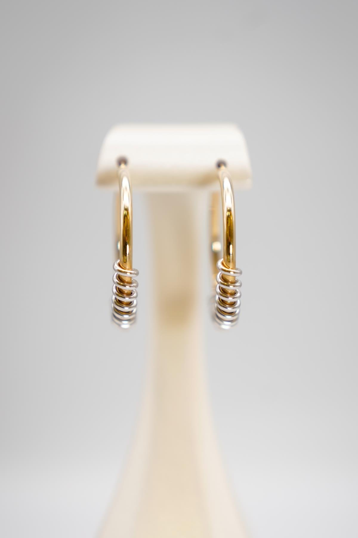 14 Ayar Altın Halka Küpe – İki Renkli Spiral Detaylı, Modern Fantasy Tasarım, Şık Görünüm