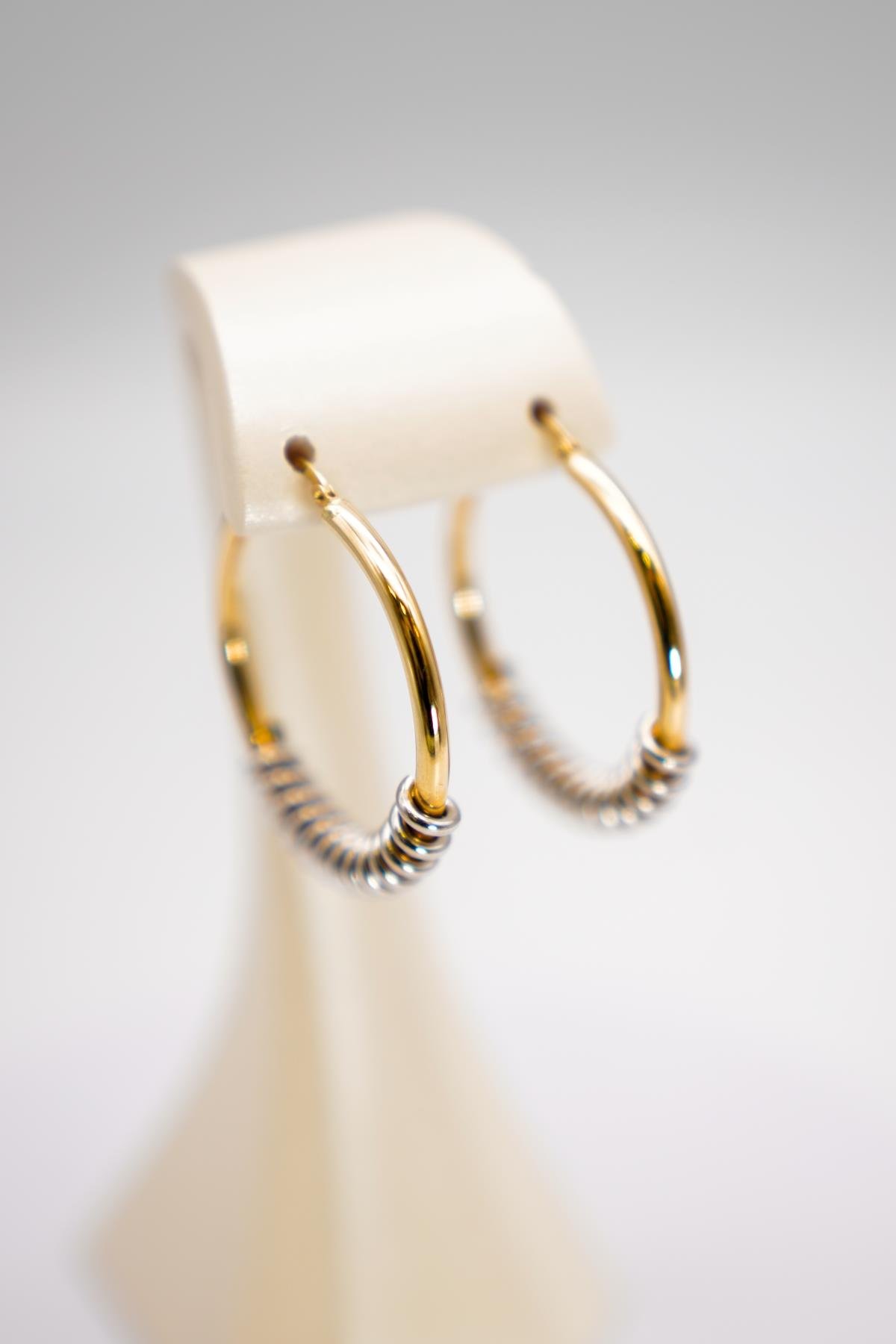 14 Ayar Altın Halka Küpe – İki Renkli Spiral Detaylı, Modern Fantasy Tasarım, Şık Görünüm