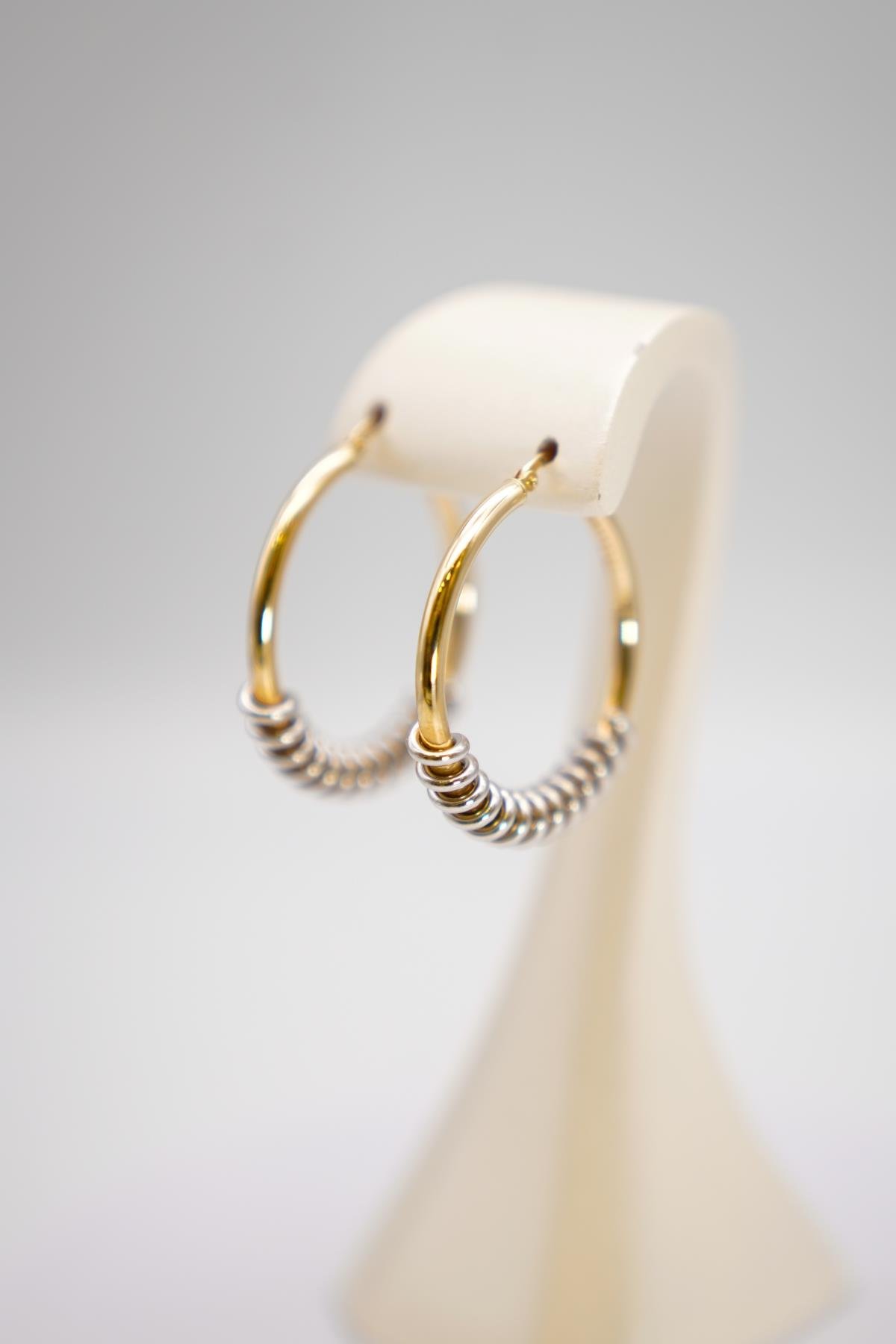 14 Ayar Altın Halka Küpe – İki Renkli Spiral Detaylı, Modern Fantasy Tasarım, Şık Görünüm