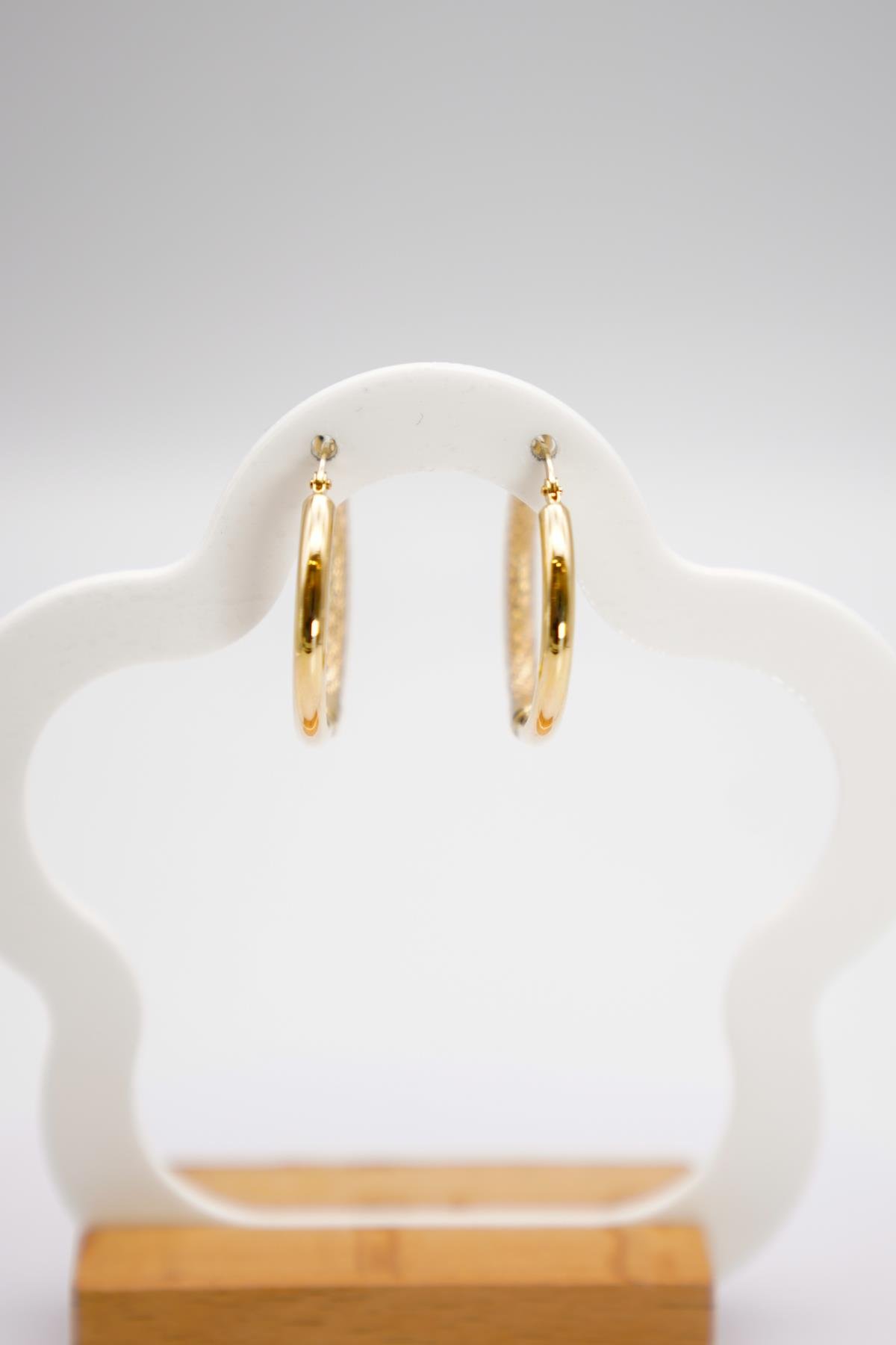 14 Ayar Altın Halka Küpe – İtalyan Tasarım, Parlak Yüzey ve Zamansız Şıklık Detayı