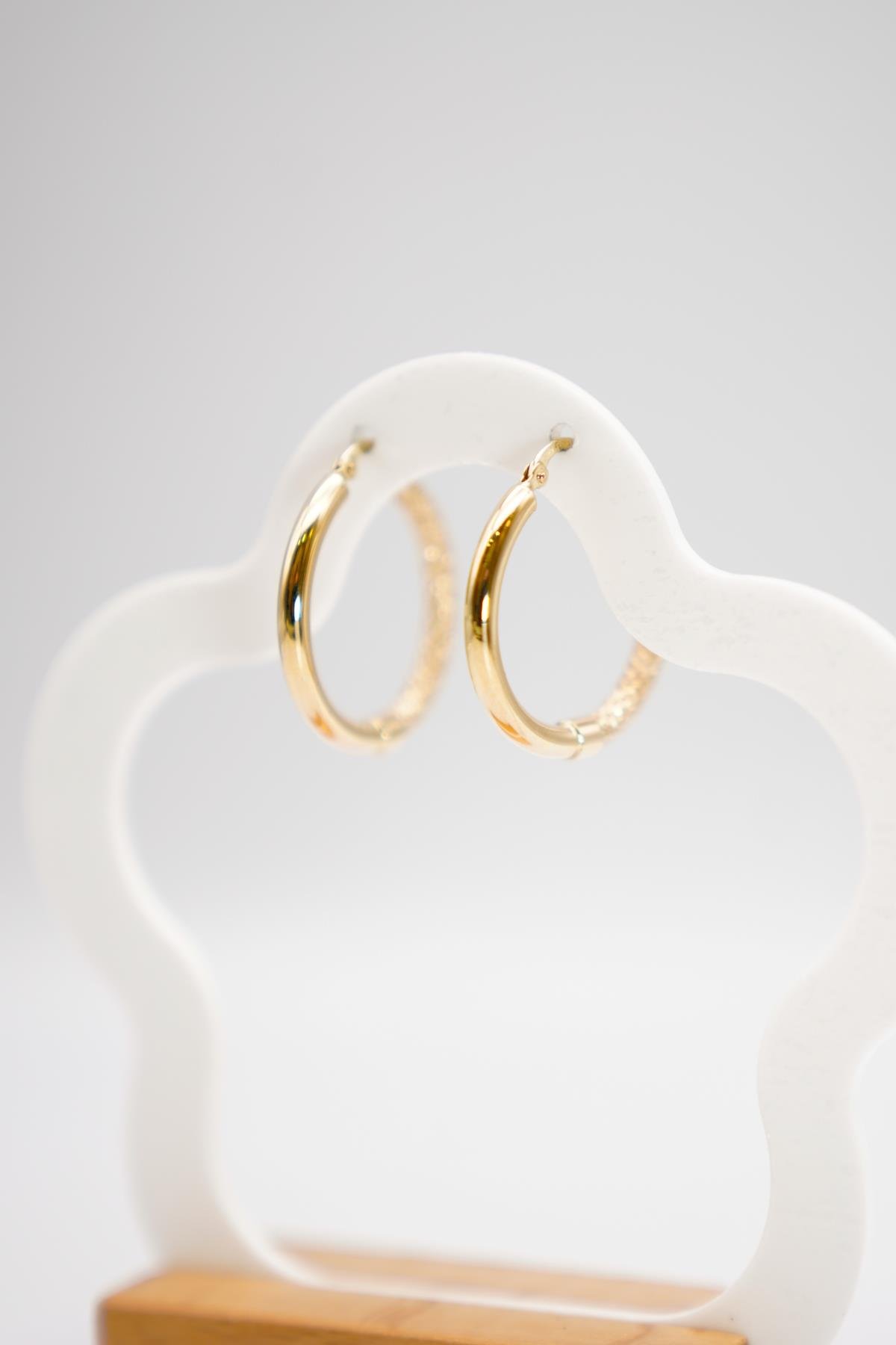 14 Ayar Altın Halka Küpe – İtalyan Tasarım, Parlak Yüzey ve Zamansız Şıklık Detayı