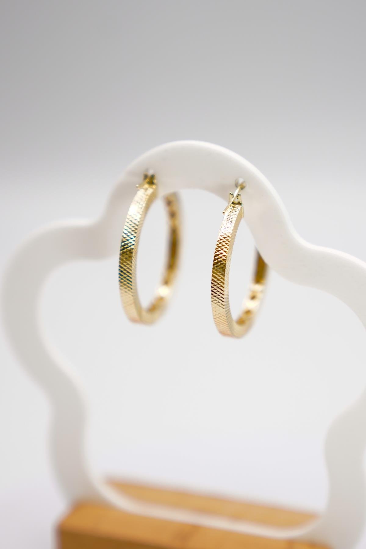 14 Ayar Altın Halka Küpe – Modern Desenli Yüzey ve Şık Işıltı Detaylı Tasarım