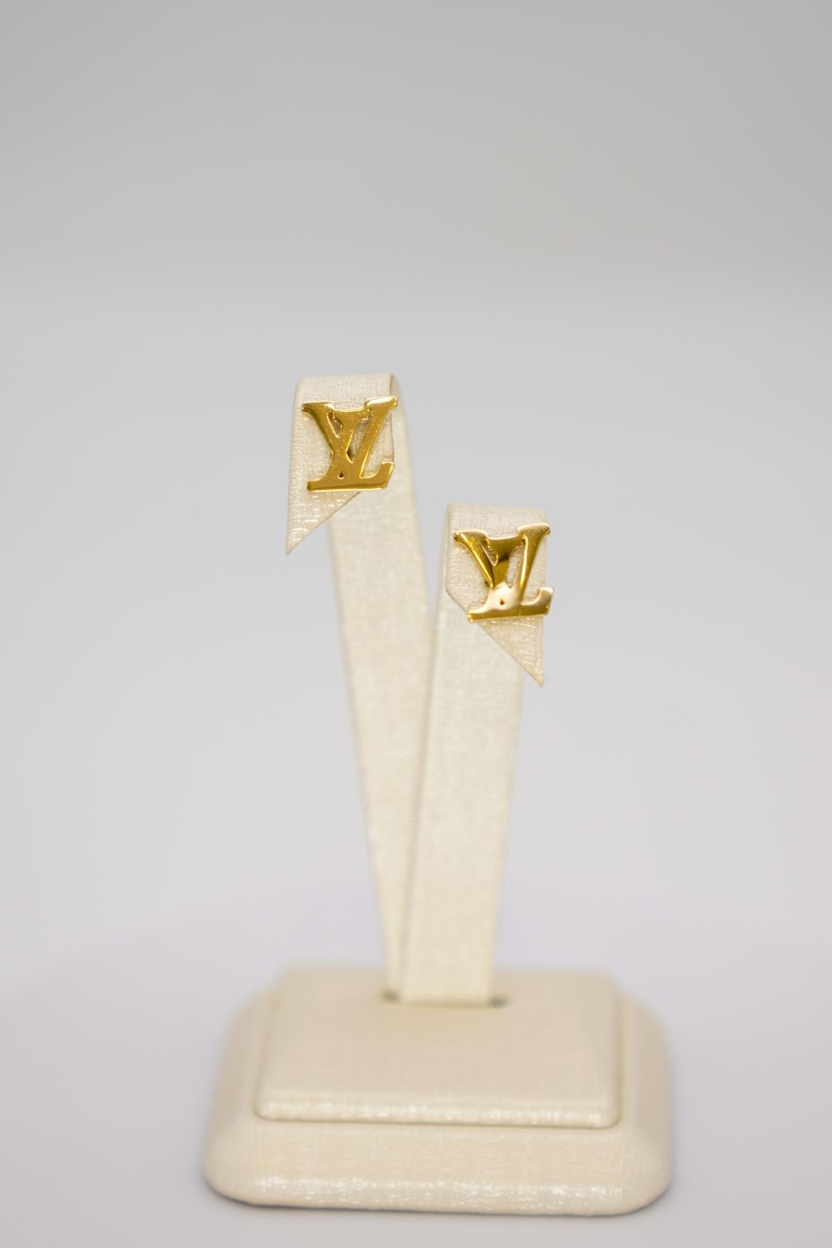 14 Ayar Altın Harf Figürlü Minimal Küpe – Küçük Boy, Şık ve Modern Kadın Modeli