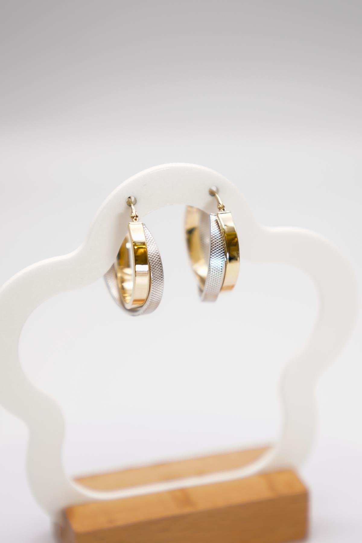 14 Ayar Altın İki Renkli Küpe – Modern Doku, Parlak Yüzey ve Şık Günlük Kullanım