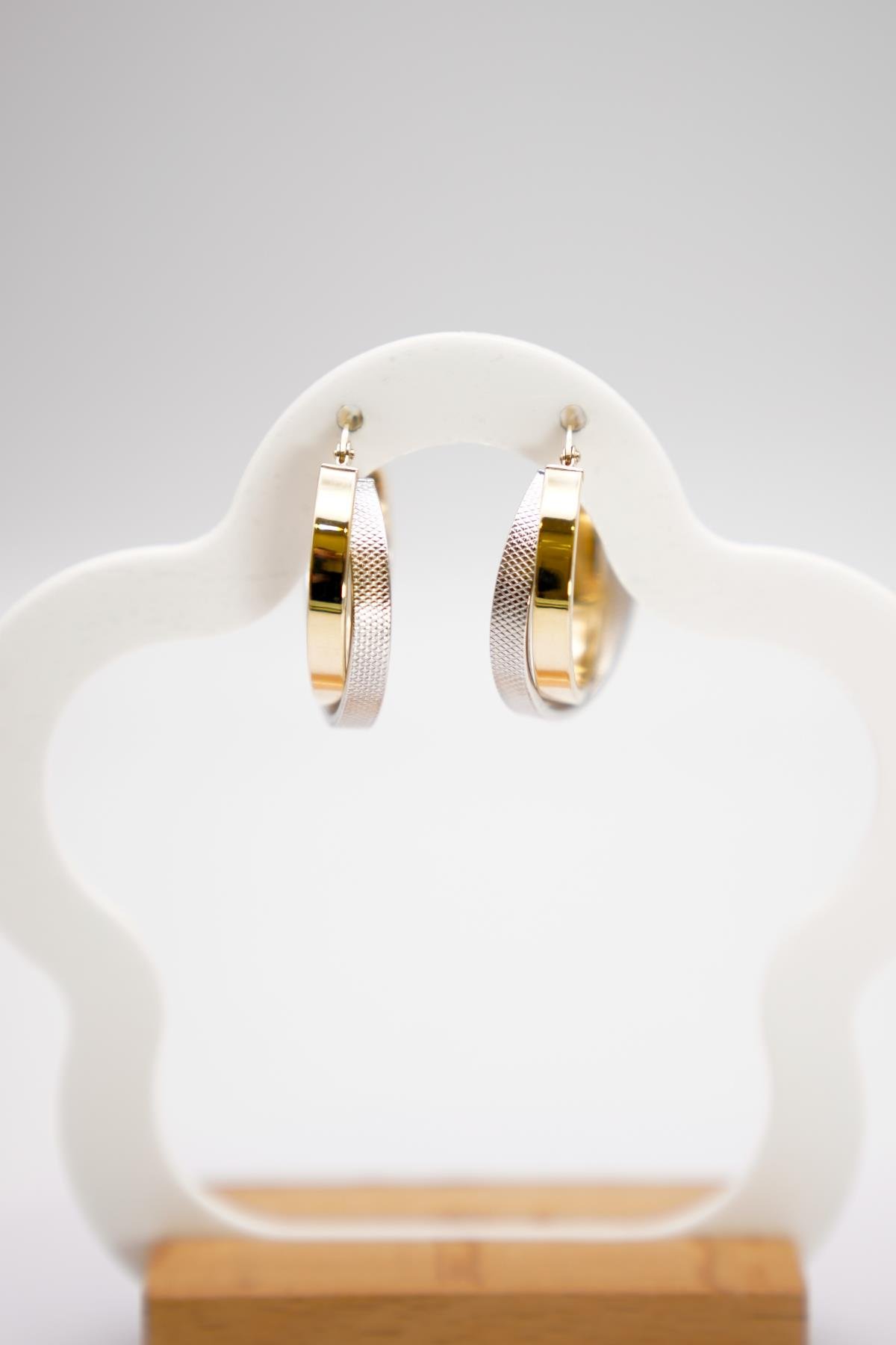 14 Ayar Altın İki Renkli Küpe – Modern Doku, Parlak Yüzey ve Şık Günlük Kullanım