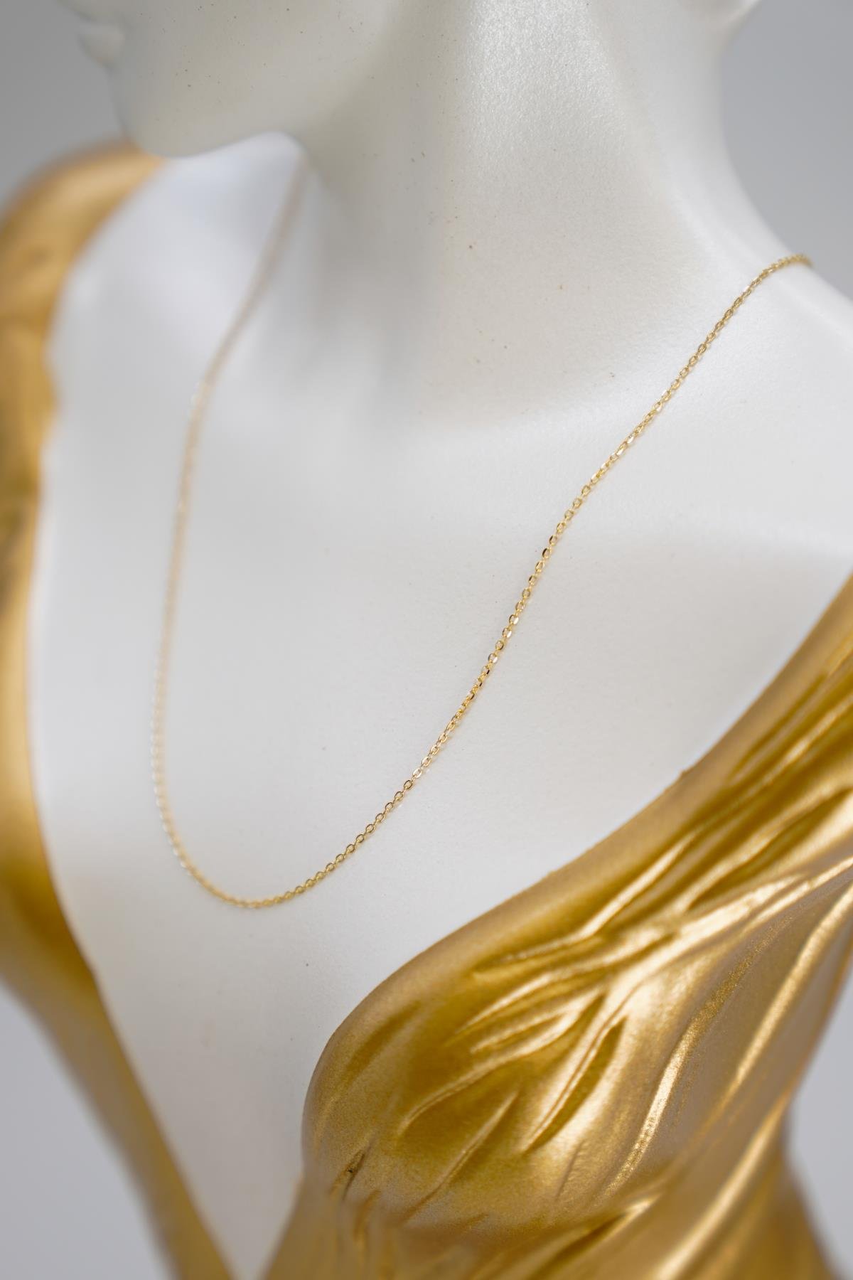 14 Ayar Altın İnce Zincir Kolye Hafif ve Şık Görünüm İçin Minimal Takı Seçeneği