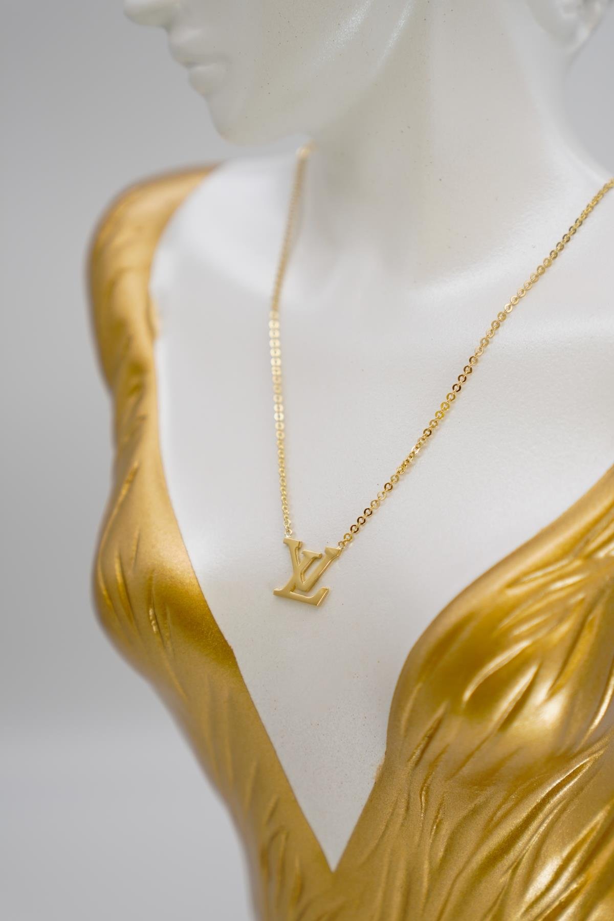 14 Ayar Altın İnce Zincirli Harf Figürlü Fantasy Kolye Minimal Tasarım Şıklığı