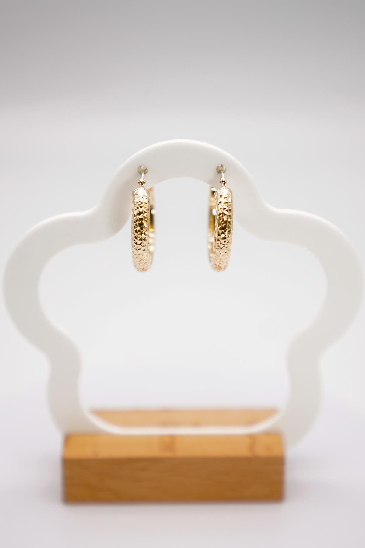 14 Ayar Altın Kalemli Halka Küpe – Klasik Işıltılı Orta Boy Zarif Kadın Küpesi