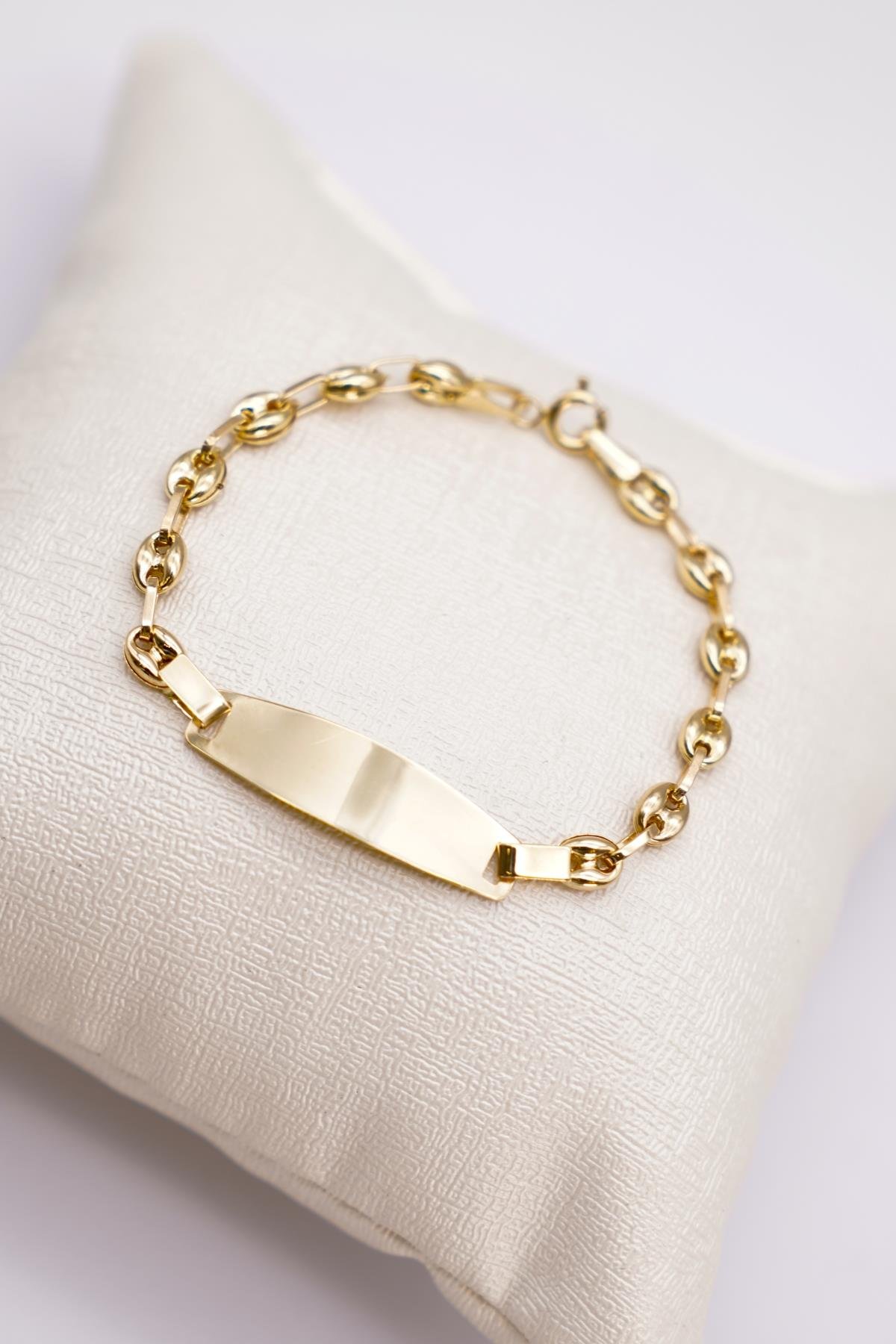 14 Ayar Altın Kalın Zincirli Plaka Bileklik – Klasik Görünüm, Anlamlı ve Şık Bir Seçenek