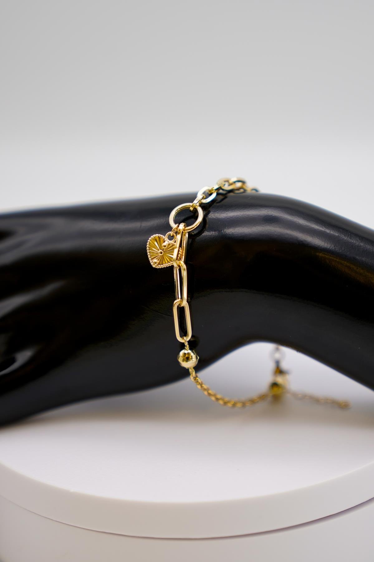 14 Ayar Altın Kalp Figürlü Halka Bileklik – Zarif ve Dinamik Zincir Detaylı Tasarım