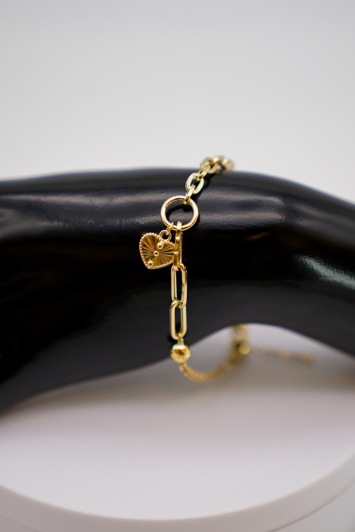 14 Ayar Altın Kalp Figürlü Halka Bileklik – Zarif ve Dinamik Zincir Detaylı Tasarım