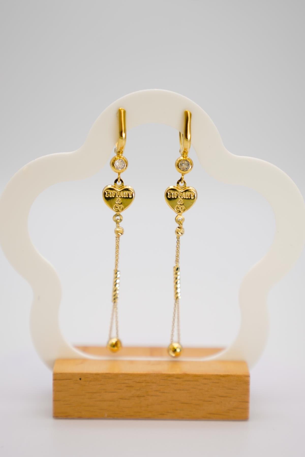 14 Ayar Altın Kalp Figürlü Sallantılı Küpe – Işıltılı Taş Detaylı Uzun ve Zarif Model