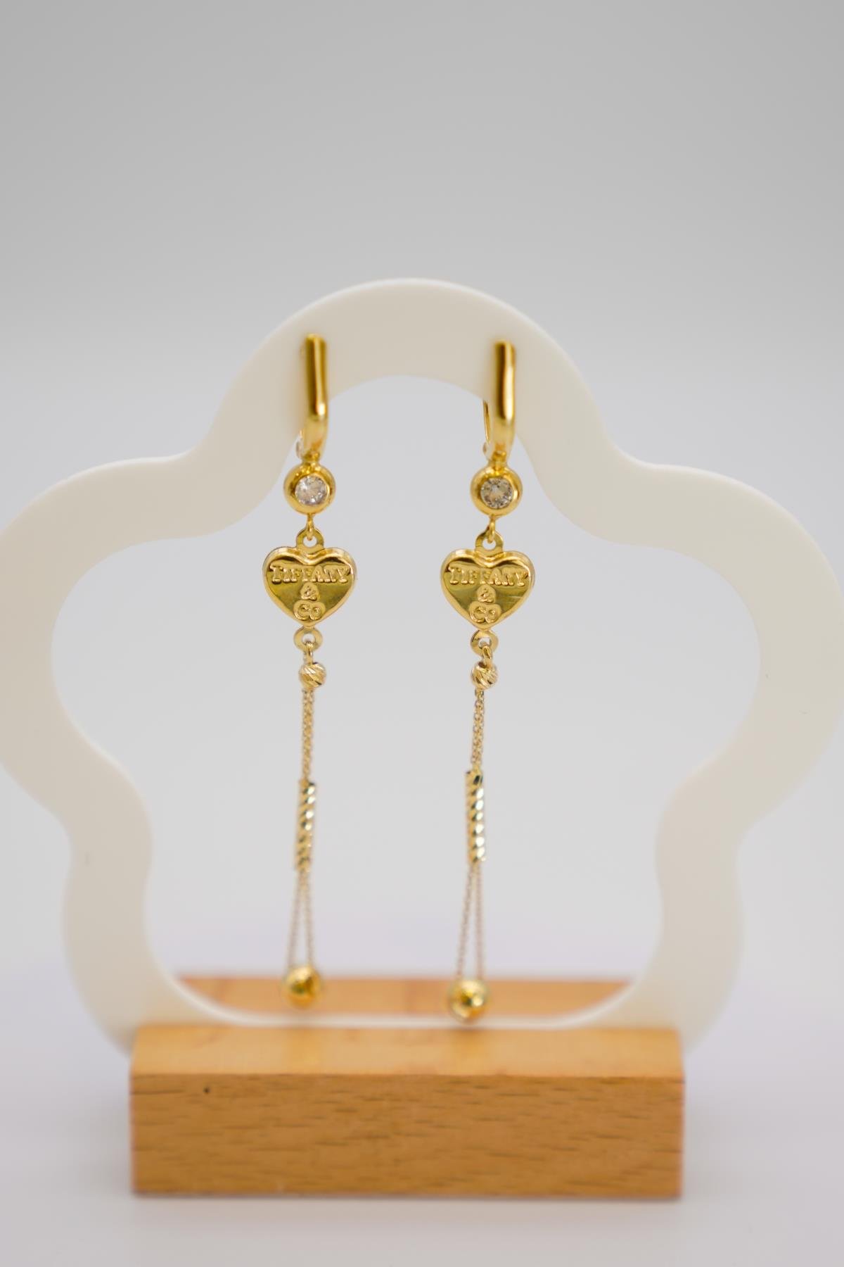 14 Ayar Altın Kalp Figürlü Sallantılı Küpe – Işıltılı Taş Detaylı Uzun ve Zarif Model