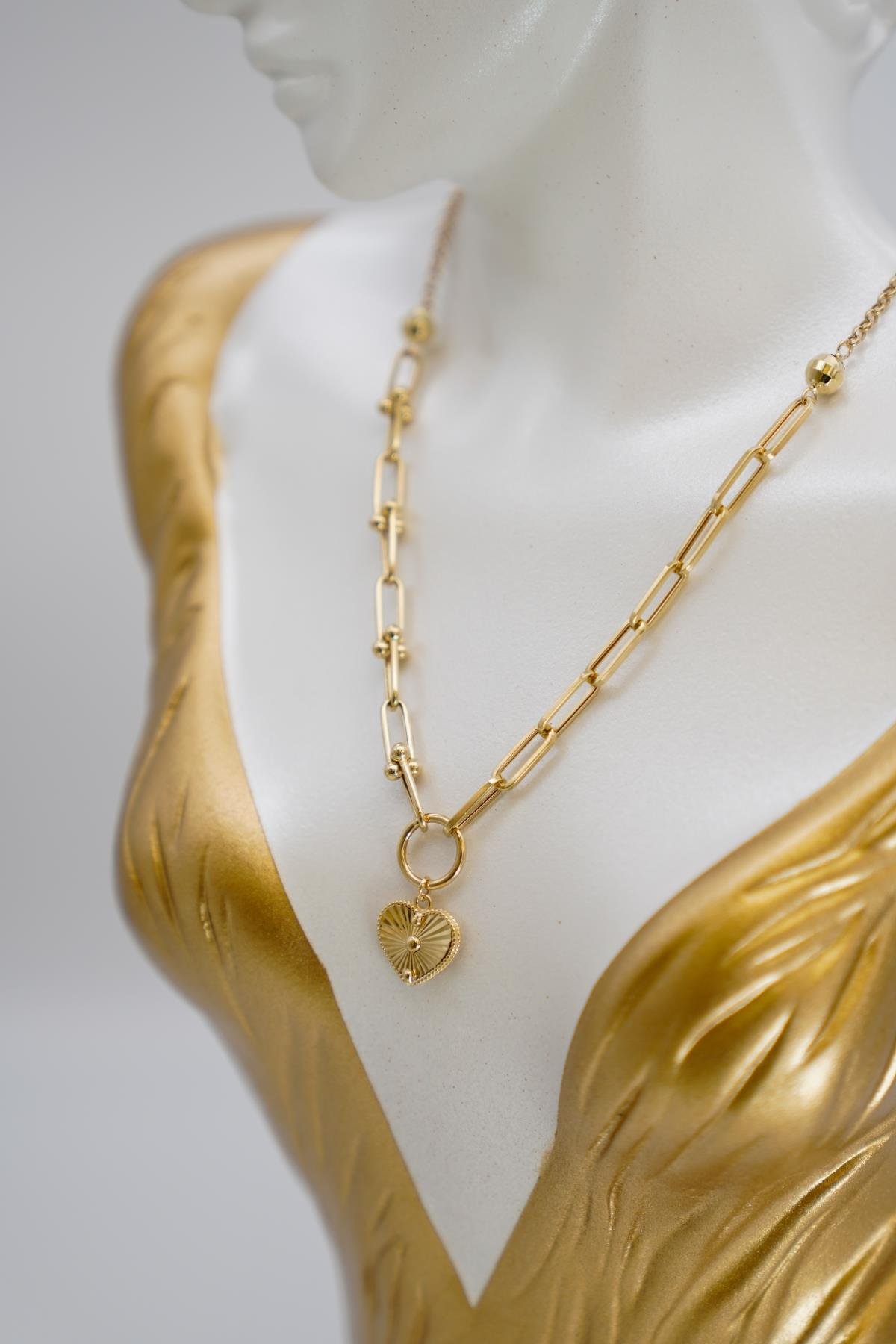 14 Ayar Altın Kalp Figürlü Zincir Kolye Göz Alıcı Tasarım ve Zarif Detaylarla