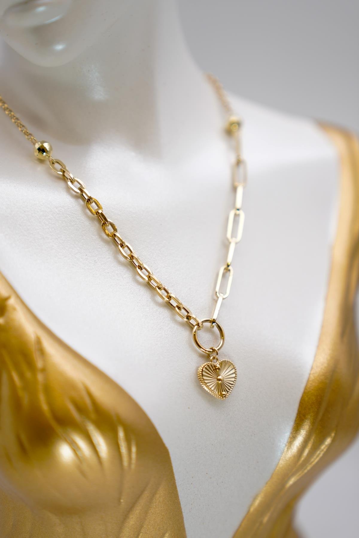 14 Ayar Altın Kalp Figürlü Zincir Kolye – Romantik ve Modern Tasarımıyla Öne Çıkar