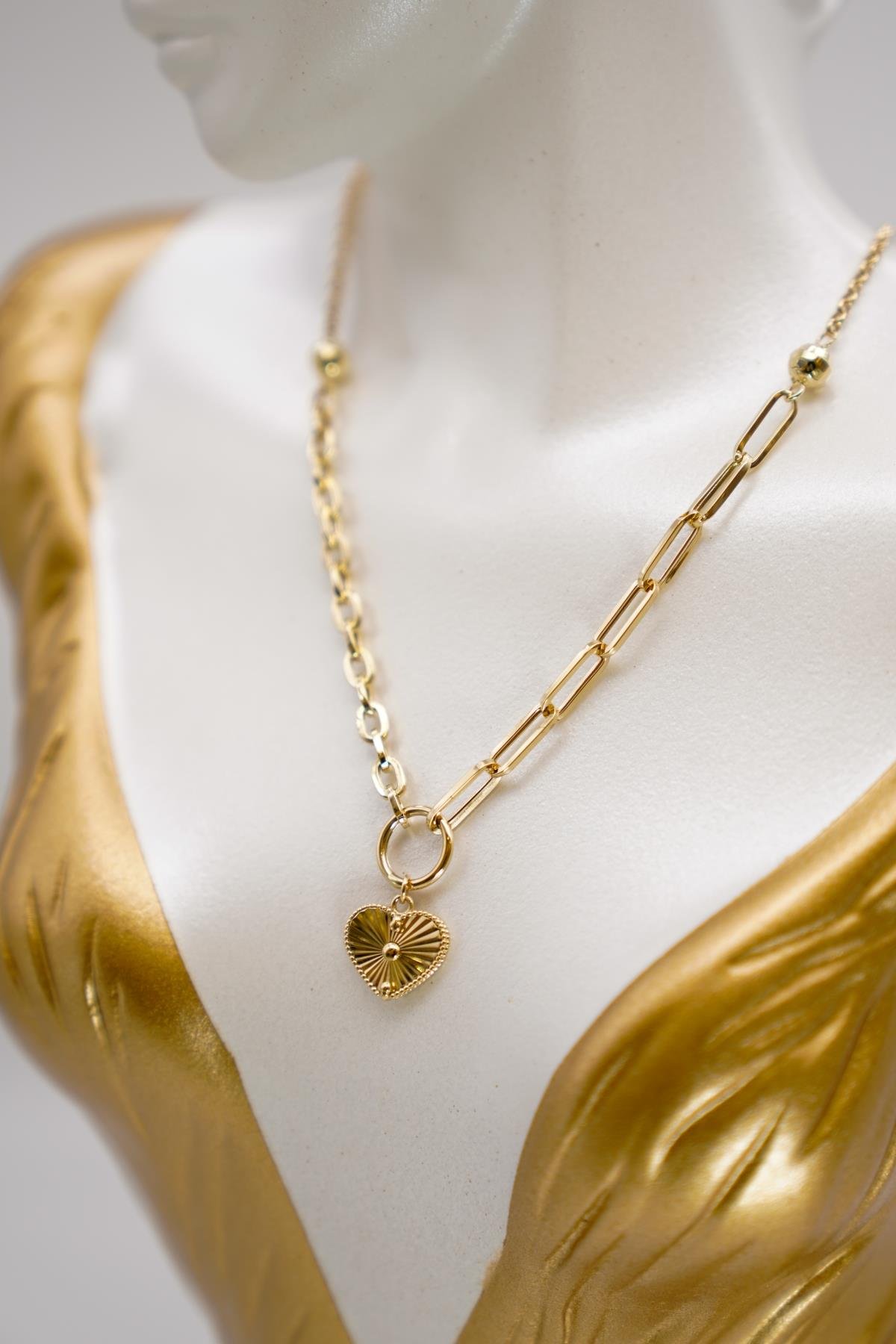 14 Ayar Altın Kalp Figürlü Zincir Kolye – Romantik ve Modern Tasarımıyla Öne Çıkar