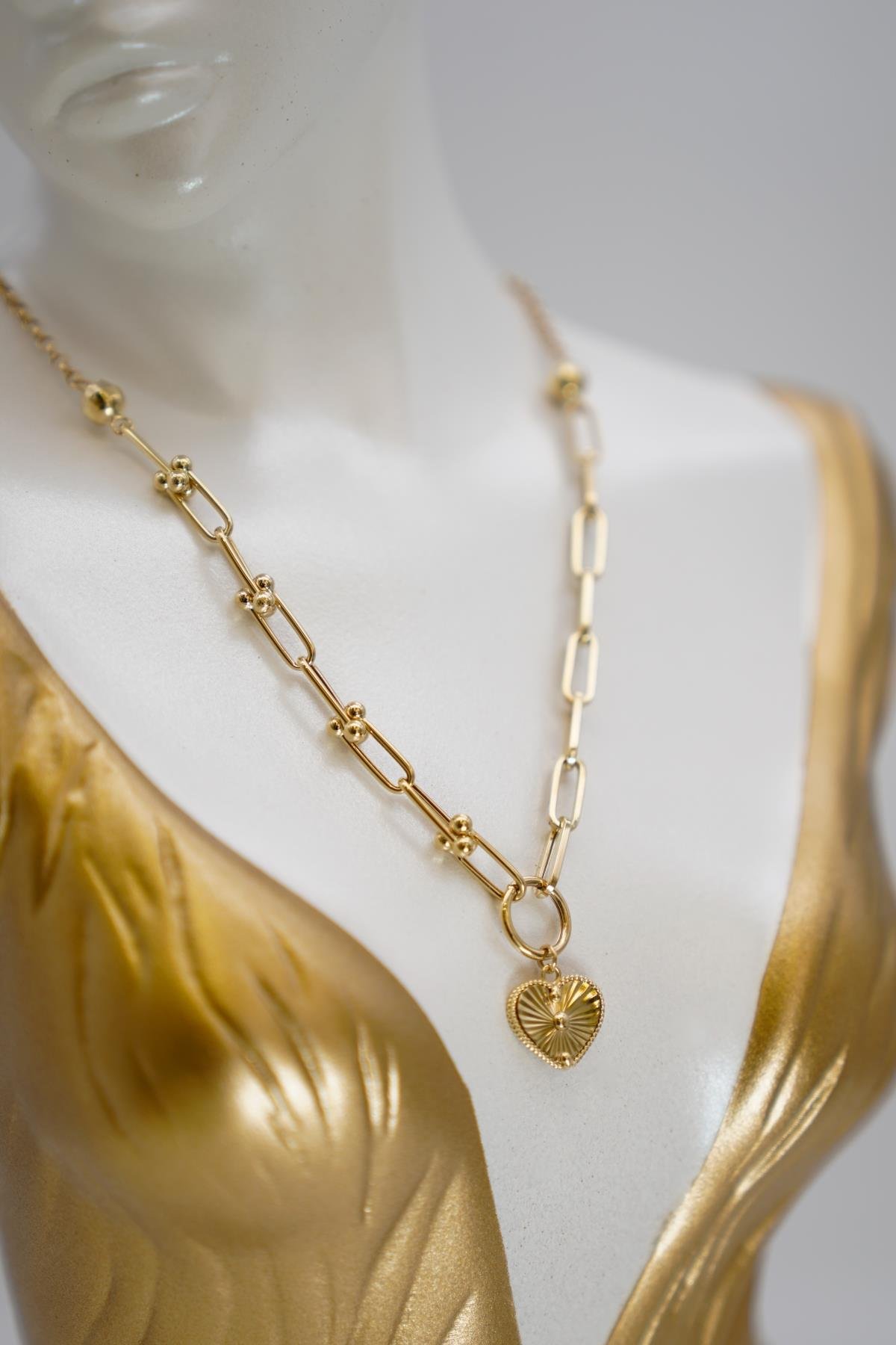 14 Ayar Altın Kalp Figürlü Zincir Kolye Göz Alıcı Tasarım ve Zarif Detaylarla