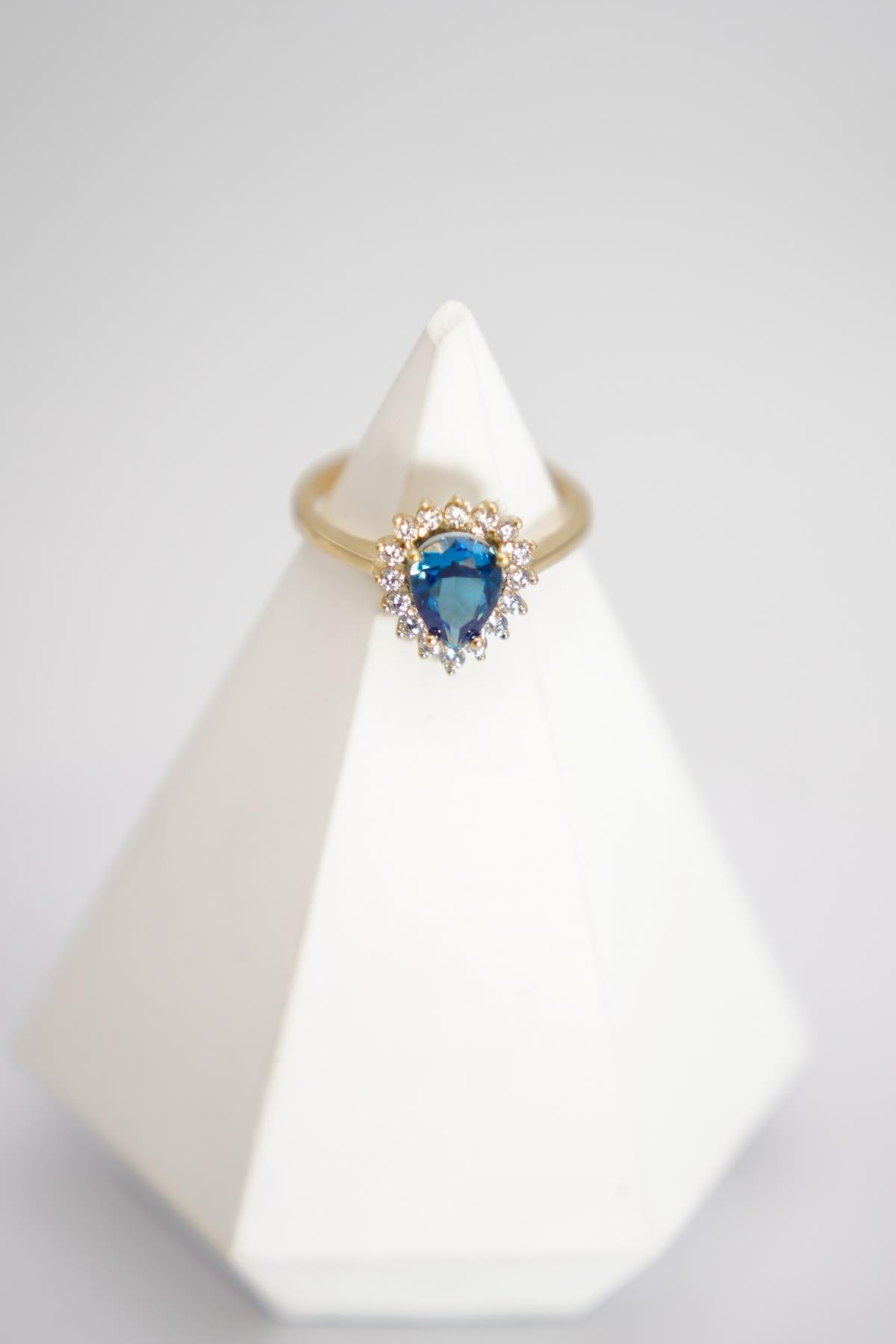 14 Ayar Altın Kalp Kesim London Topaz Yüzük – İnci Detaylı Zarif ve Romantik Tasarım