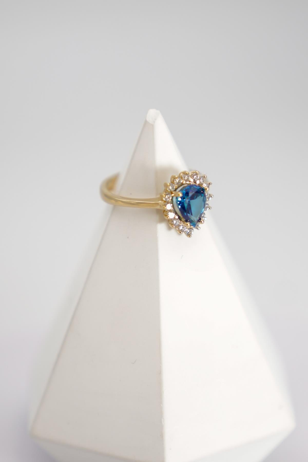 14 Ayar Altın Kalp Kesim London Topaz Yüzük – İnci Detaylı Zarif ve Romantik Tasarım