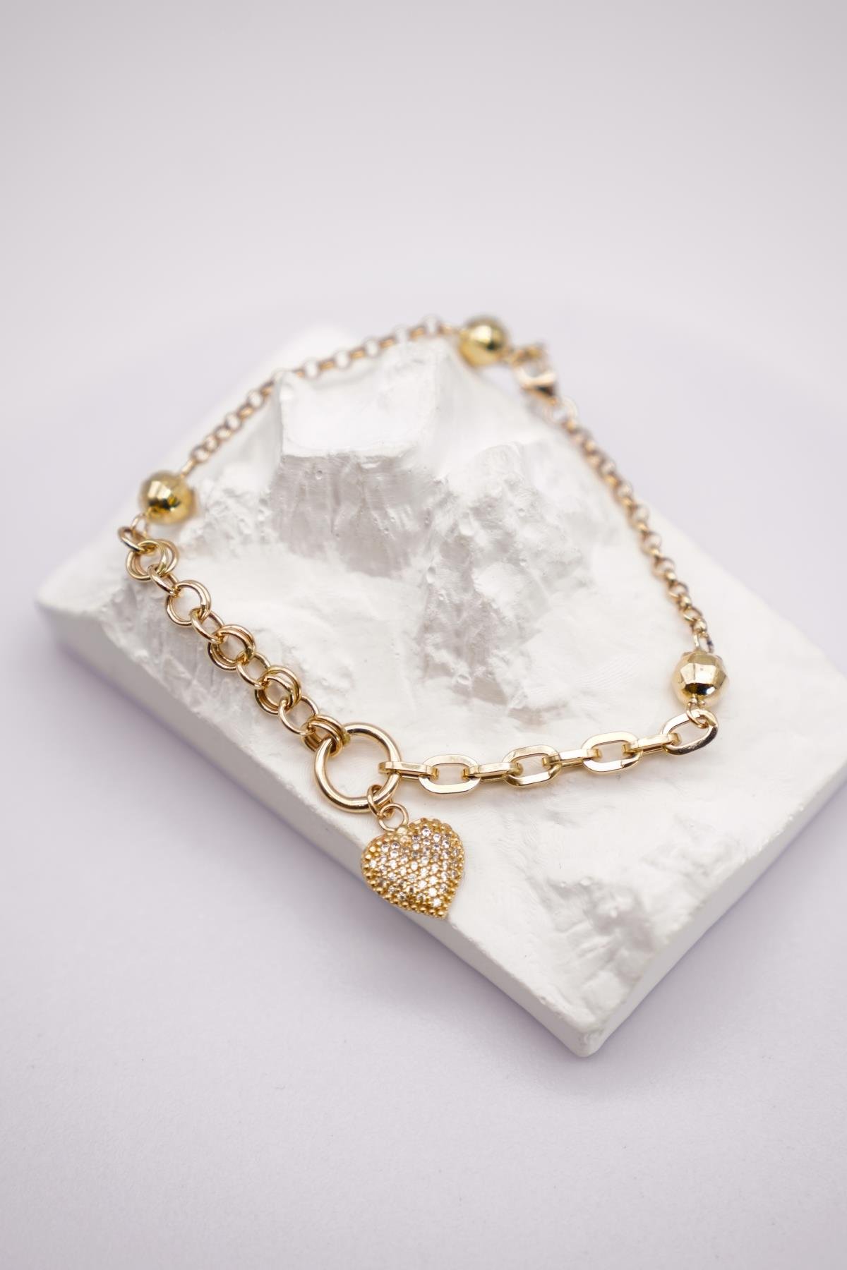 14 Ayar Altın Kalpli Taşlı Kadın Bileklik | Zincir Detaylı, Işıltılı Aşk Simgesi