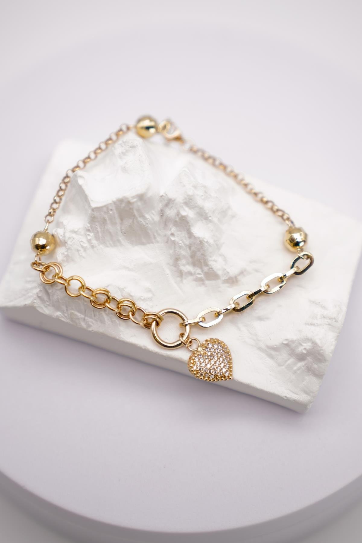 14 Ayar Altın Kalpli Taşlı Kadın Bileklik | Zincir Detaylı, Işıltılı Aşk Simgesi