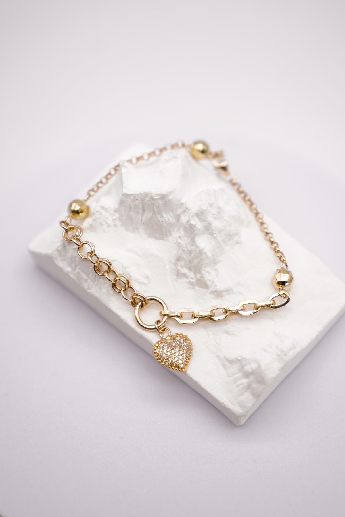 14 Ayar Altın Kalpli Taşlı Kadın Bileklik | Zincir Detaylı, Işıltılı Aşk Simgesi