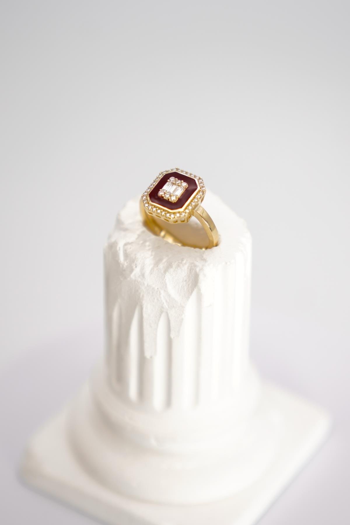 14 Ayar Altın Kırmızı Mineli Yüzük – Kare Formda Çerçeve Tasarımlı Gösterişli Model