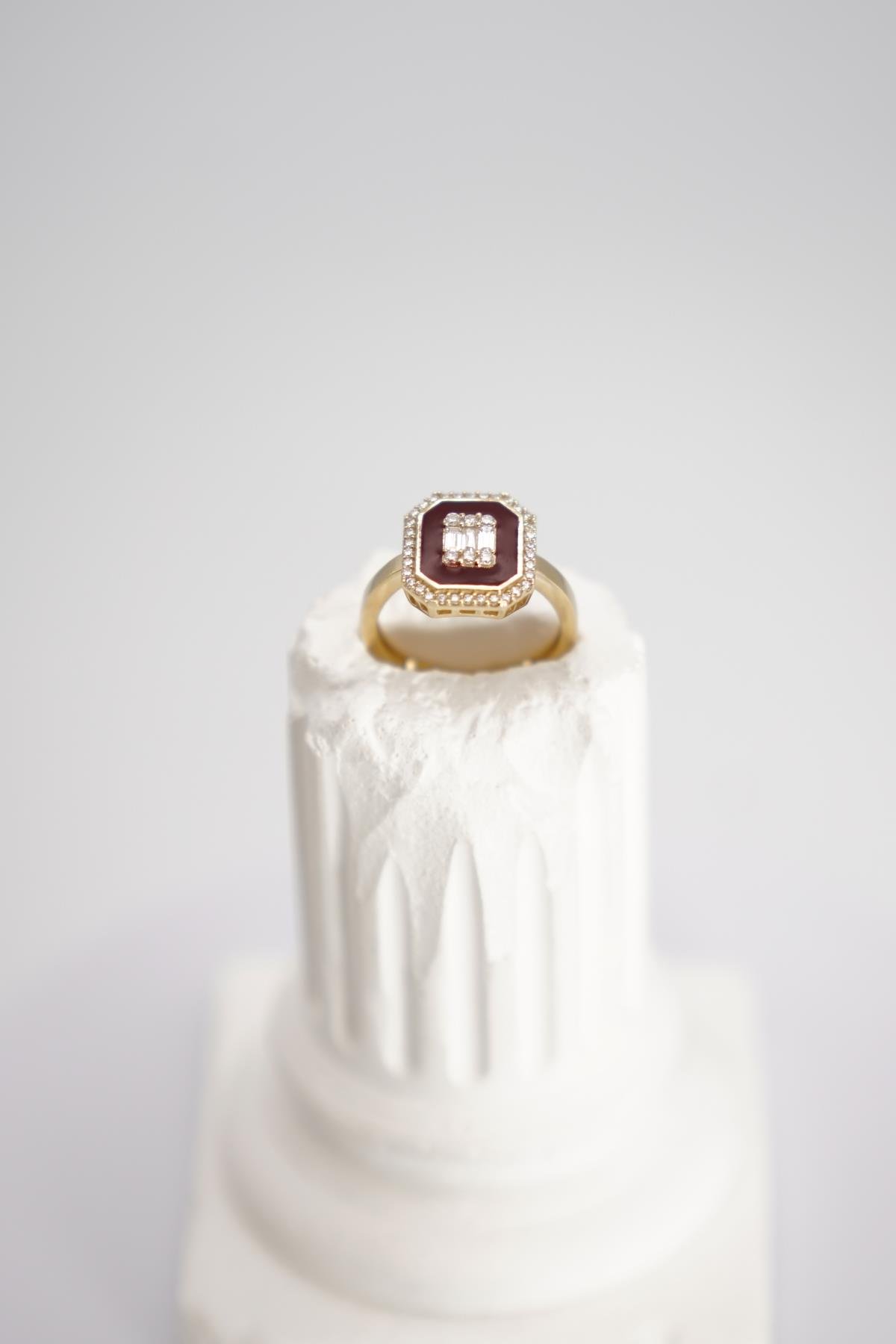 14 Ayar Altın Kırmızı Mineli Yüzük – Kare Formda Çerçeve Tasarımlı Gösterişli Model