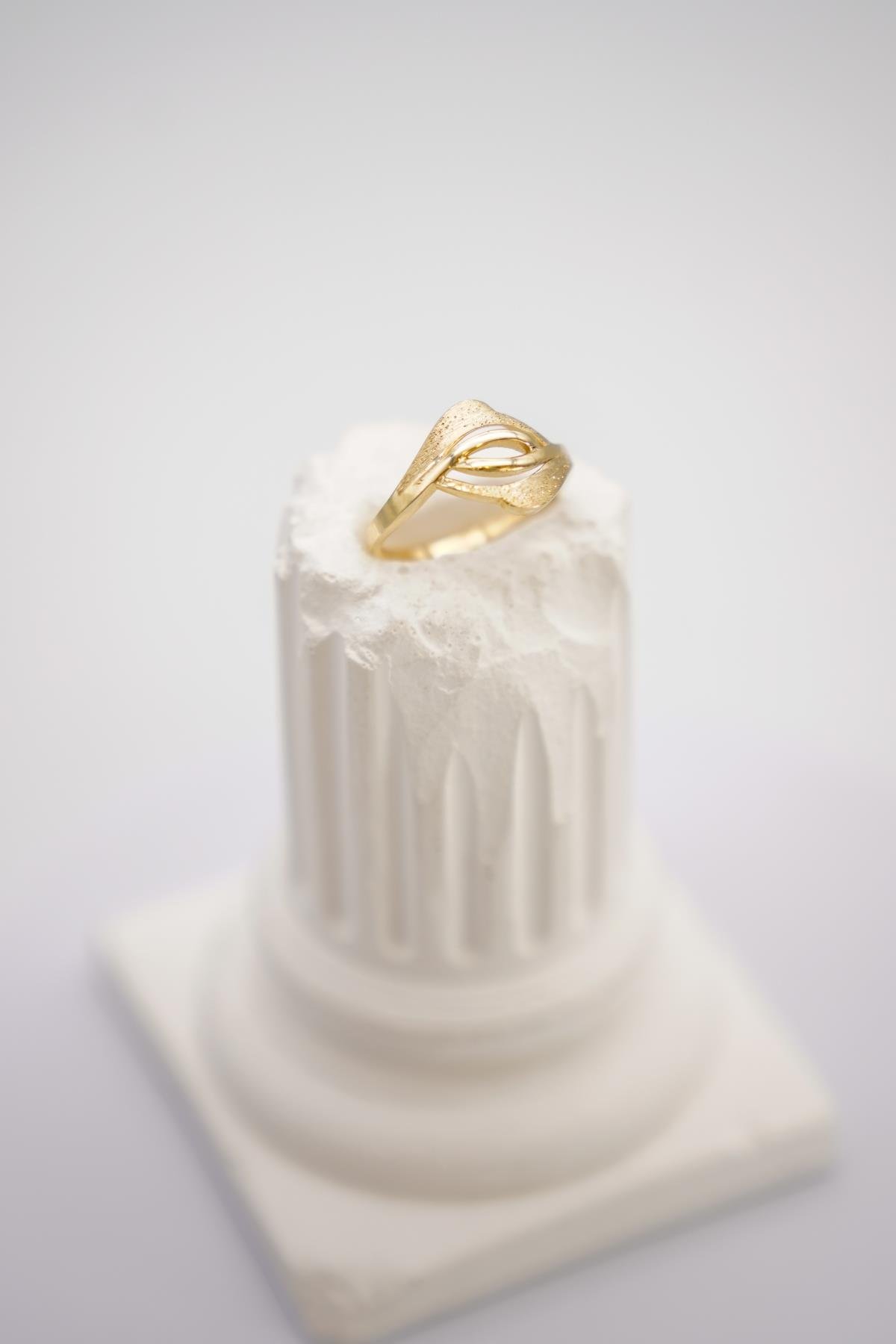 14 Ayar Altın Kıvrımlı Fantazi Yüzük – Modern Dokulu Zarif ve Minimal Tasarım Modeli