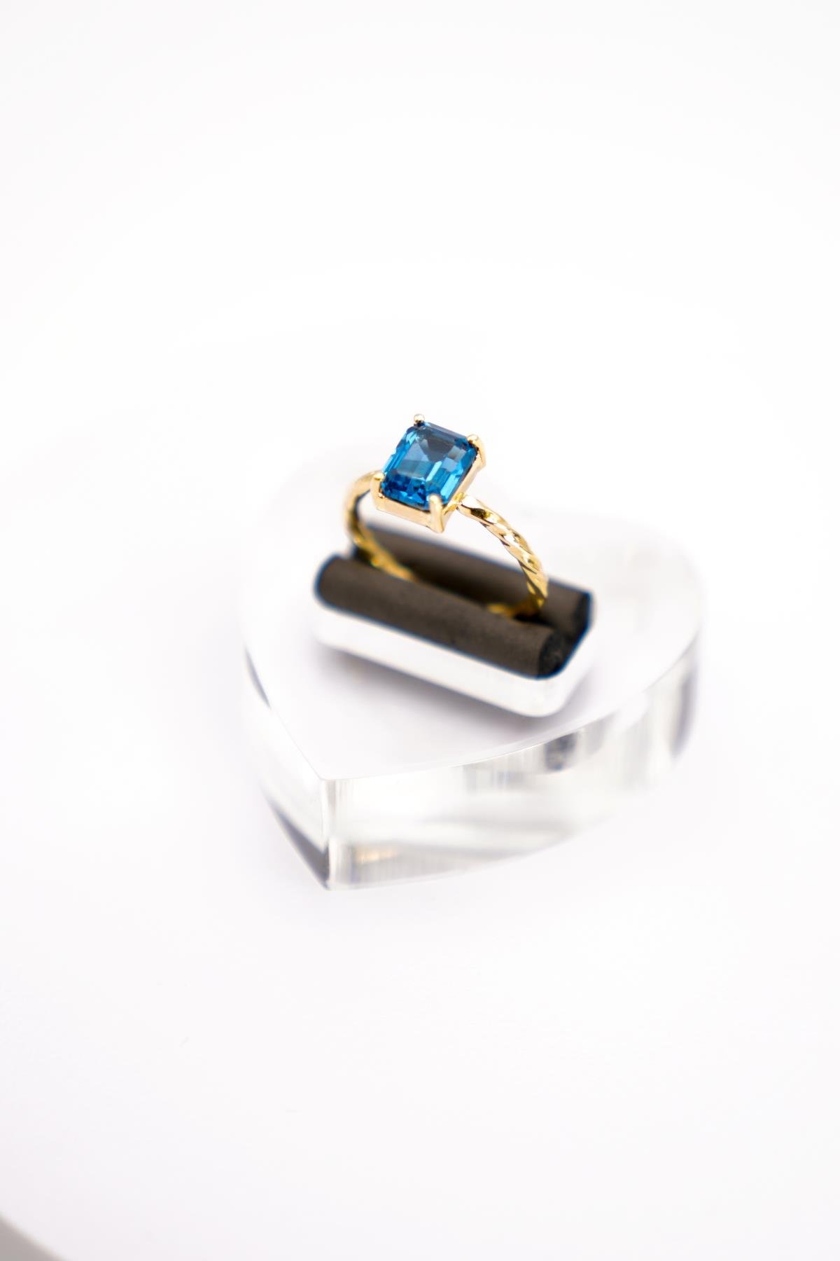 14 Ayar Altın Klasik Kesim London Topaz Yüzük – Zarif ve Çarpıcı Mavi Tonlarıyla