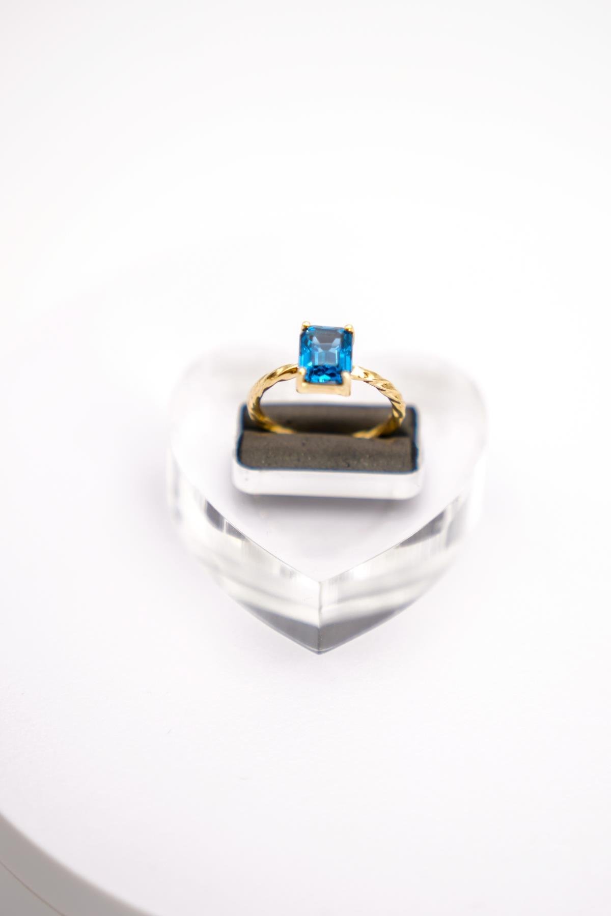 14 Ayar Altın Klasik Kesim London Topaz Yüzük – Zarif ve Çarpıcı Mavi Tonlarıyla