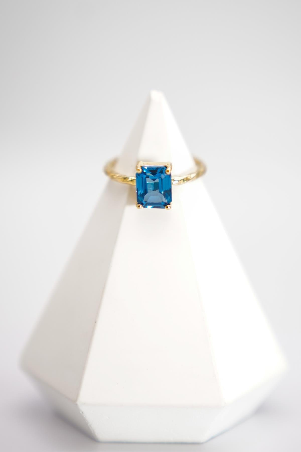 14 Ayar Altın Klasik Kesim London Topaz Yüzük – Zarif ve Çarpıcı Mavi Tonlarıyla