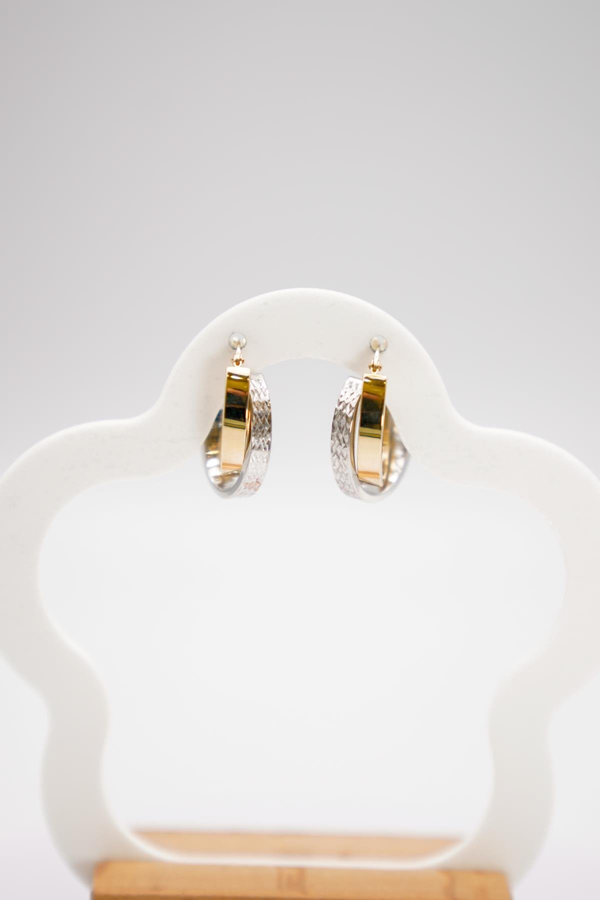 14 Ayar Altın Küpe – Parlak Beyaz ve Sarı Renk Detaylı Oval Formda Şık Tasarım