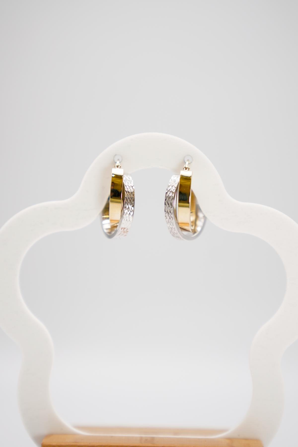 14 Ayar Altın Küpe – Parlak Beyaz ve Sarı Renk Detaylı Oval Formda Şık Tasarım