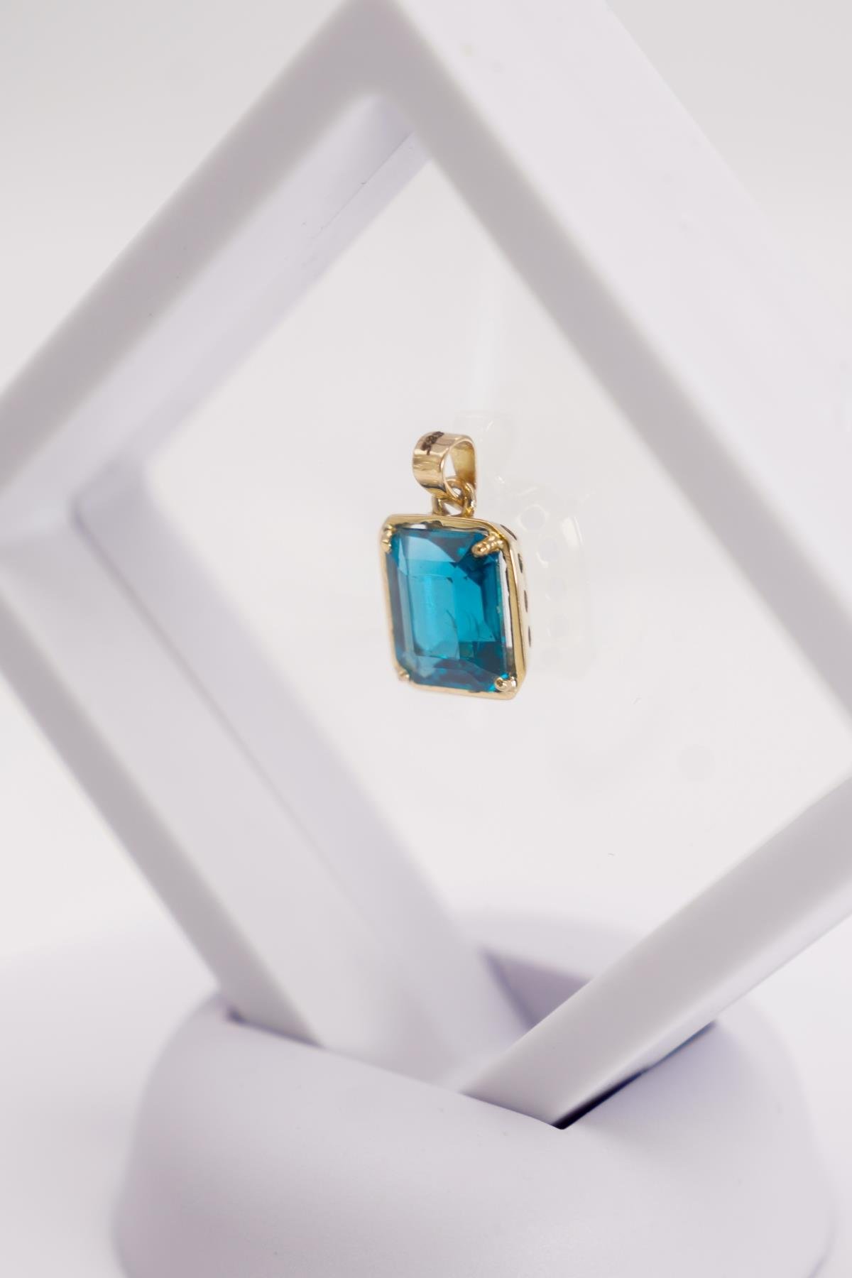 14 Ayar Altın London Mavi Topaz Taşlı Dikdörtgen Form Kolye Ucu