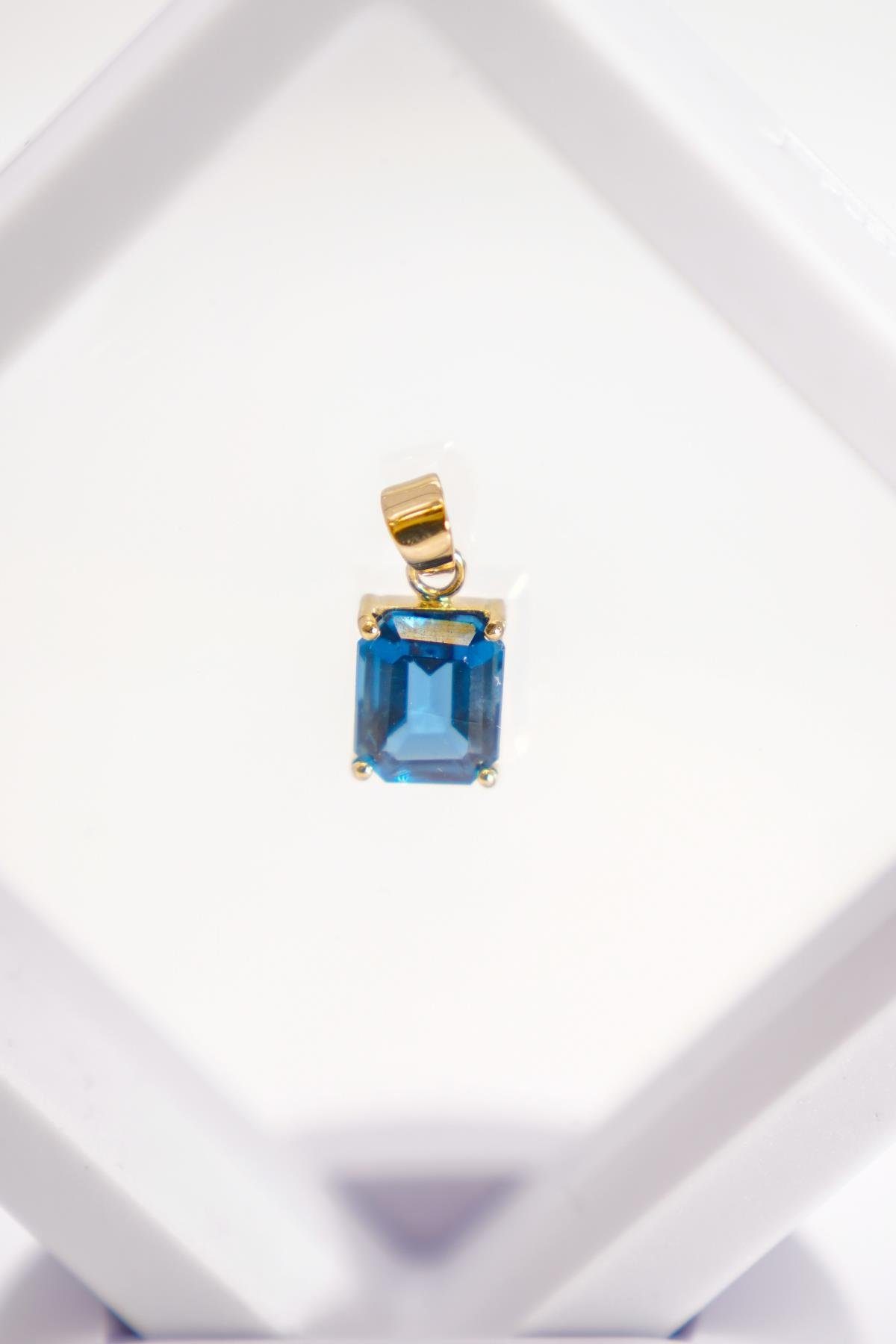 14 Ayar Altın London Mavi Topaz Taşlı Zarif Dikdörtgen Kesim Kolye Ucu