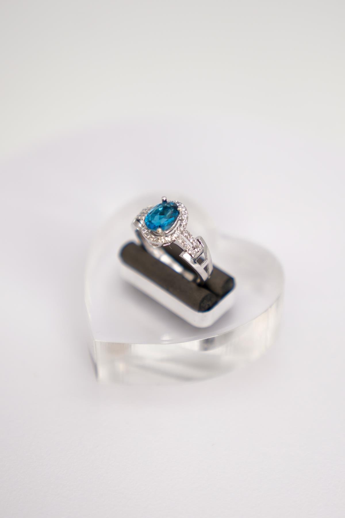 14 Ayar Altın London Topaz Taşlı Yüzük – Işıltılı Mavi Taşlı Zarif ve Modern Tasarım