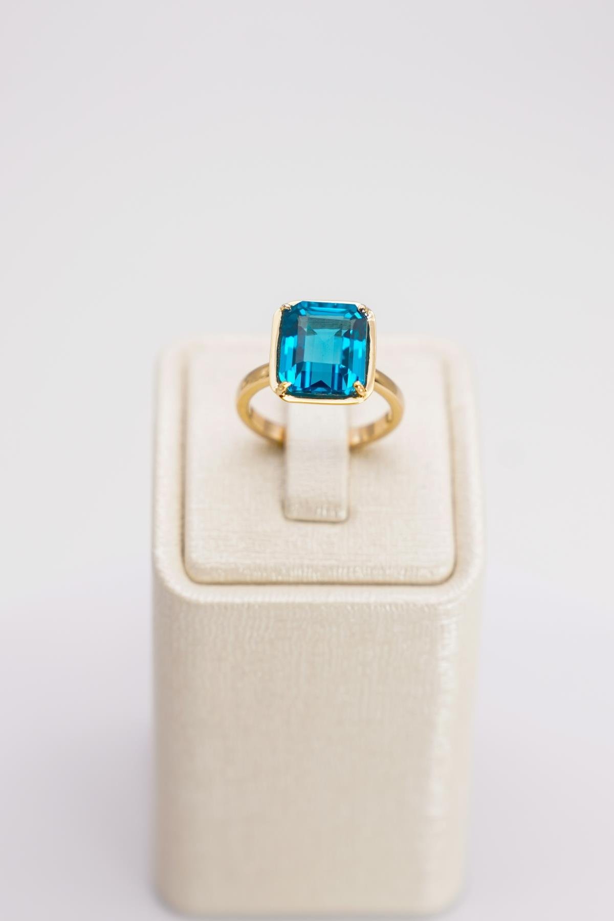 14 Ayar Altın London Topaz Taşlı Yüzük – Göz Alıcı Mavi Işıltının Şık Temsili