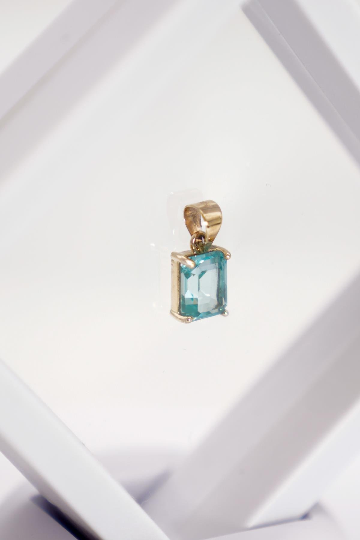 14 Ayar Altın Mavi Topaz Taşlı Dikdörtgen Kesim Şık ve Zarif Kolye Ucu