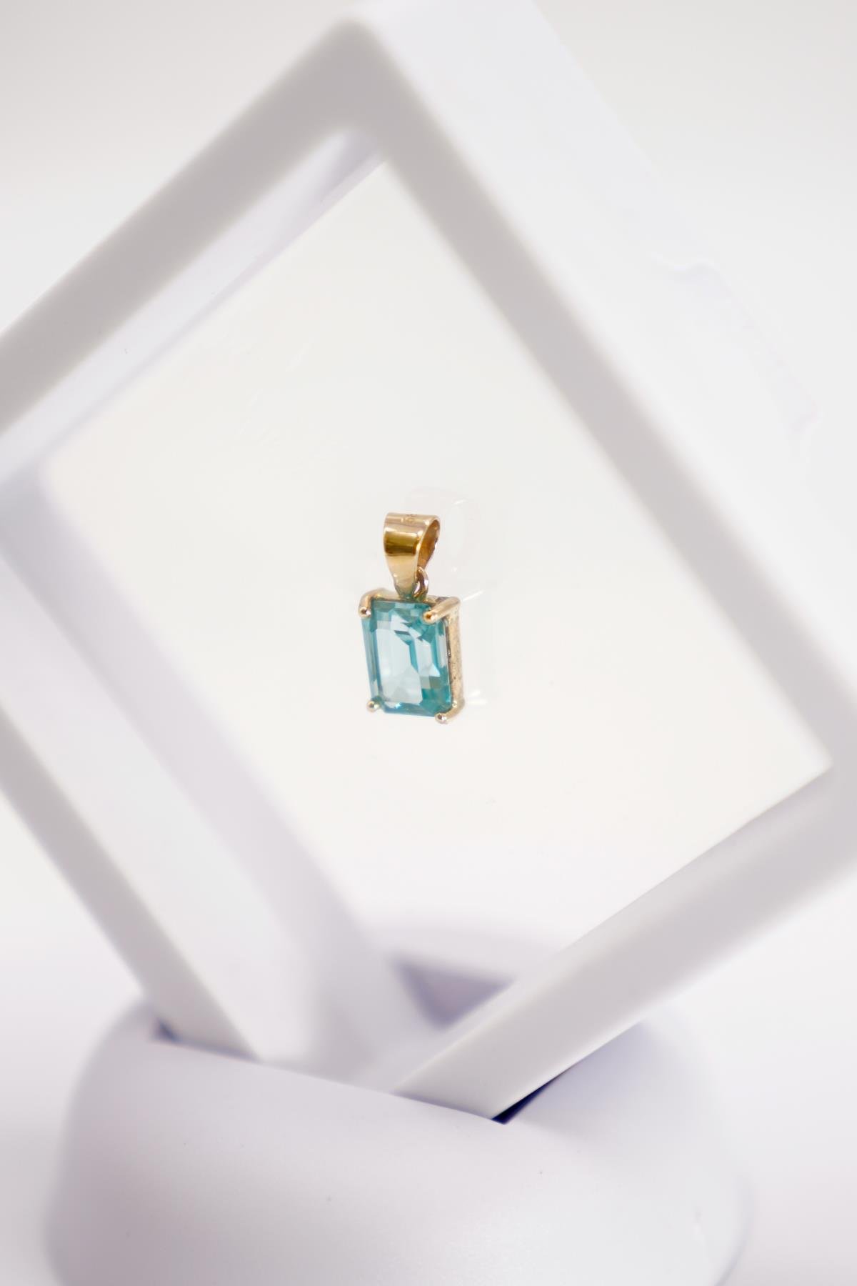 14 Ayar Altın Mavi Topaz Taşlı Dikdörtgen Kesim Şık ve Zarif Kolye Ucu